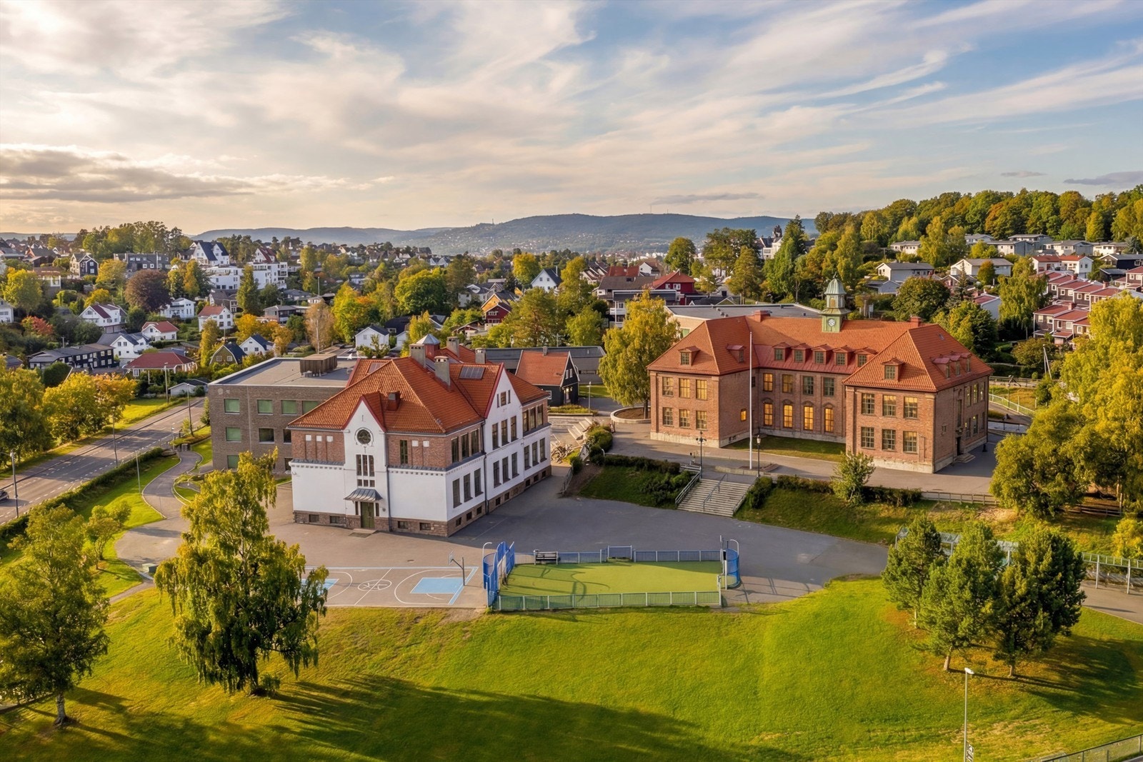 Østensjø barneskole ligger 7-8 minutter unna til fots. Galleribilde