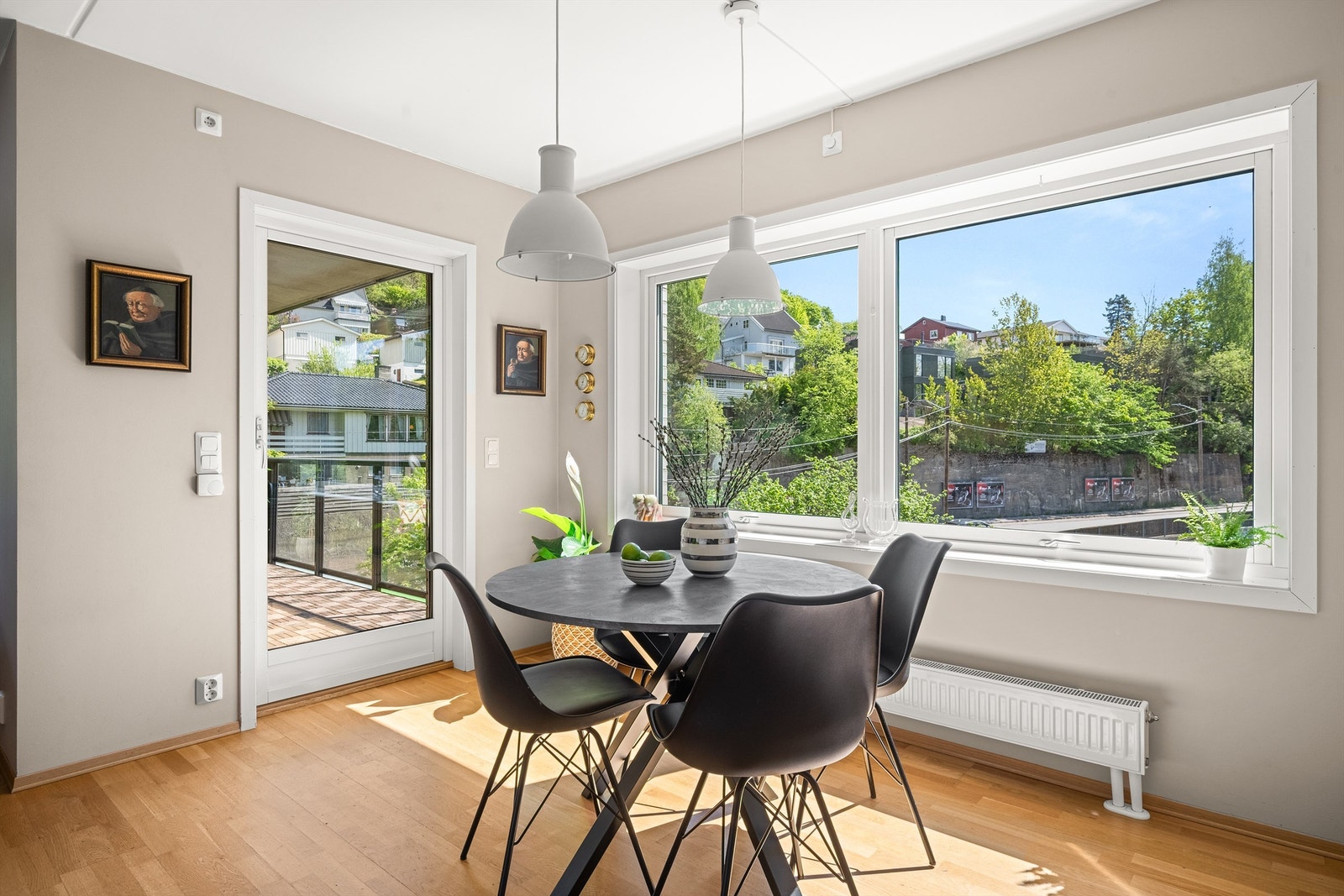 Fra kjøkkenet er det utgang til balkongen. Galleribilde