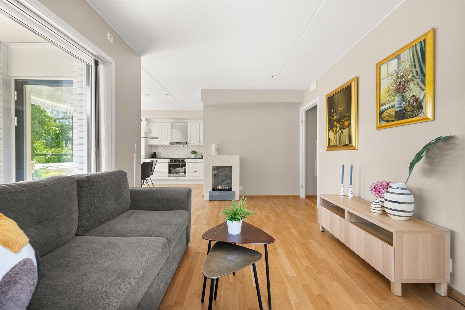 Stuen er svært enkel å møblere og det er plass til både sofagruppe og tv-møblement. Galleribilde
