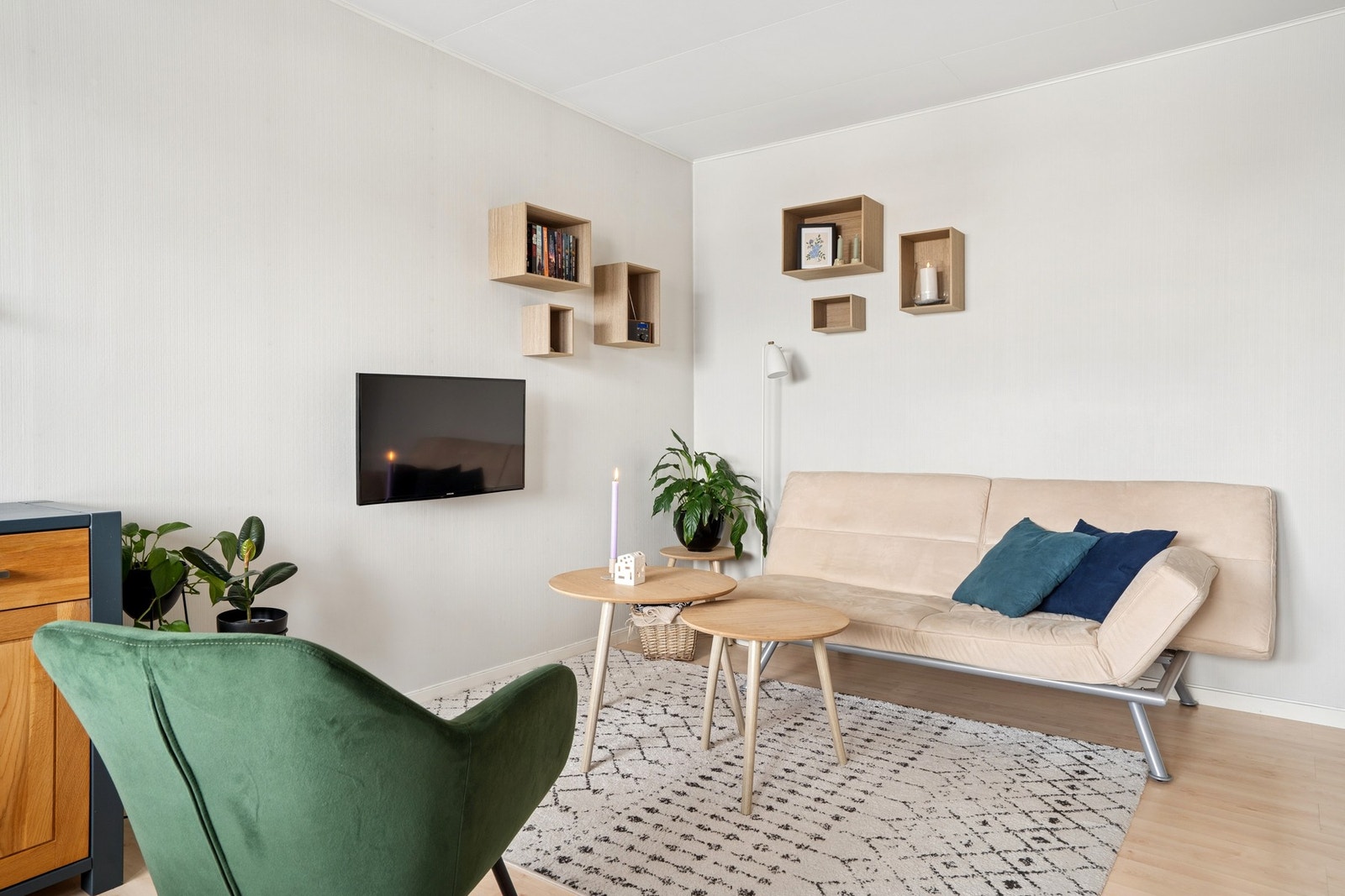 Stuen er enkel å møblere for ulike behov, enten det er en sofakrok eller en arbeidsplass. Galleribilde