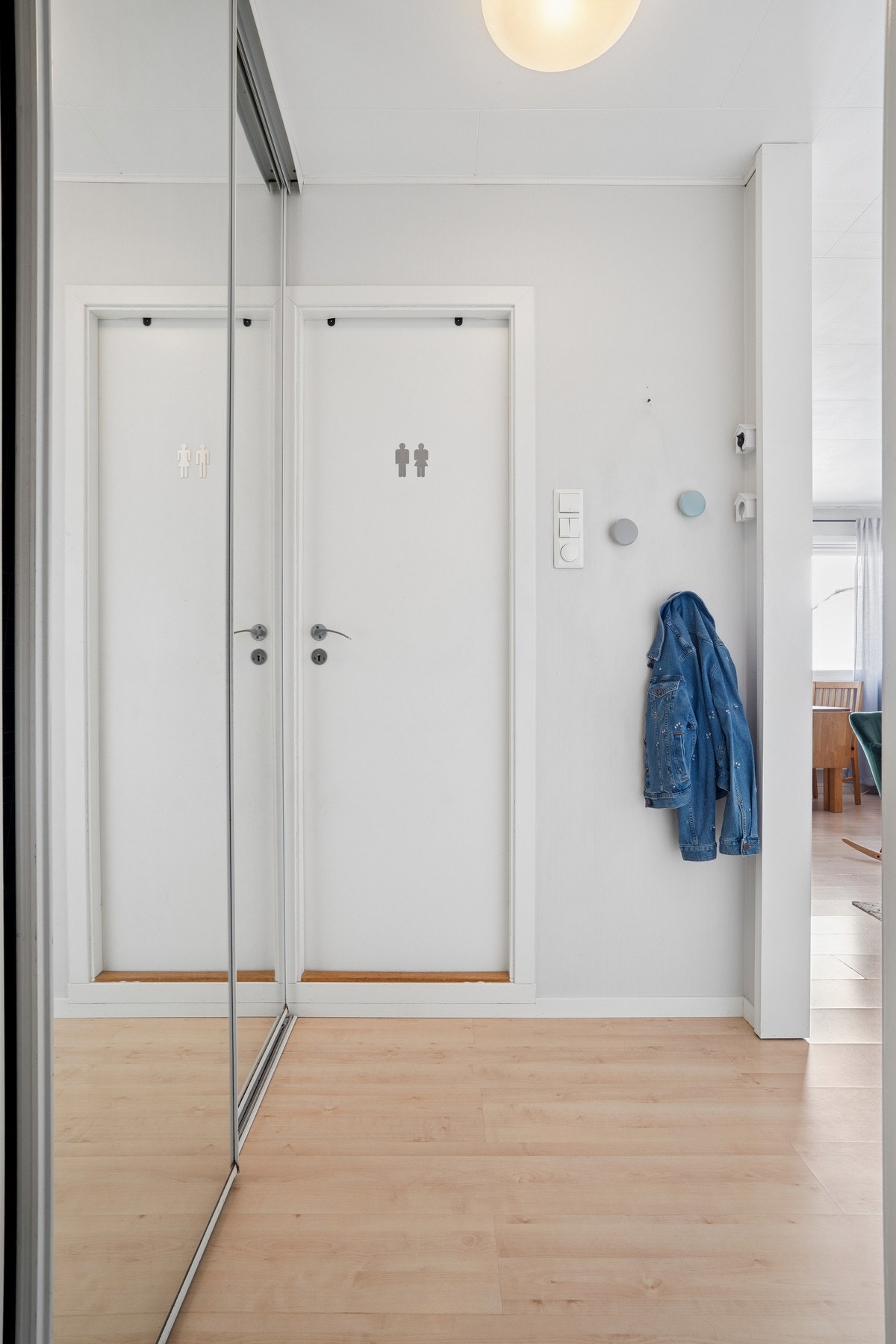 Entré med skyvedørsgarderobe Galleribilde