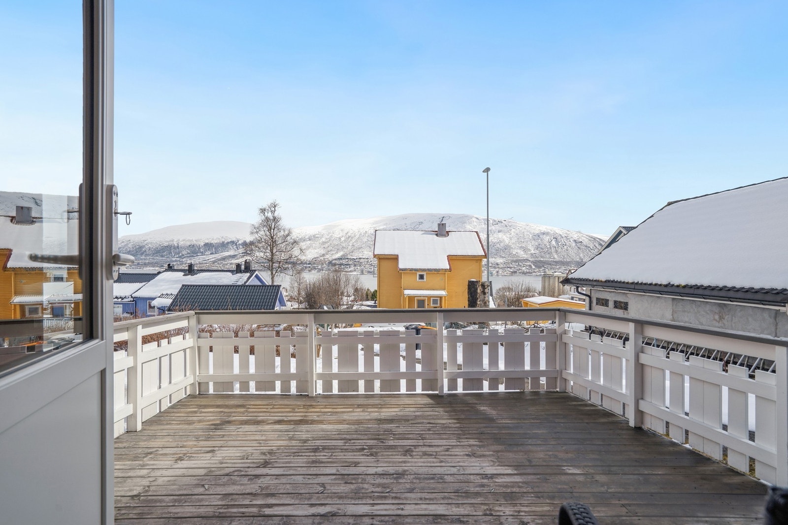 Leiligheten har en arealeffektiv planløsning og en stor, usjenert terrasse med utgang fra stuen. Galleribilde