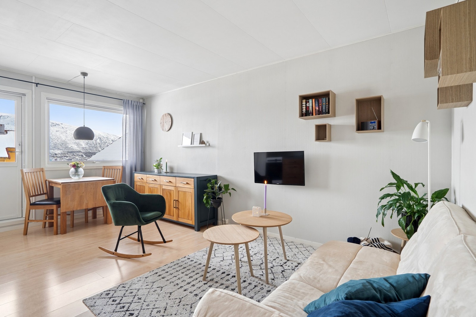 Her bor du i et veletablert og rolig nabolag, med nærhet til både servicetilbud og flotte turområder. Galleribilde