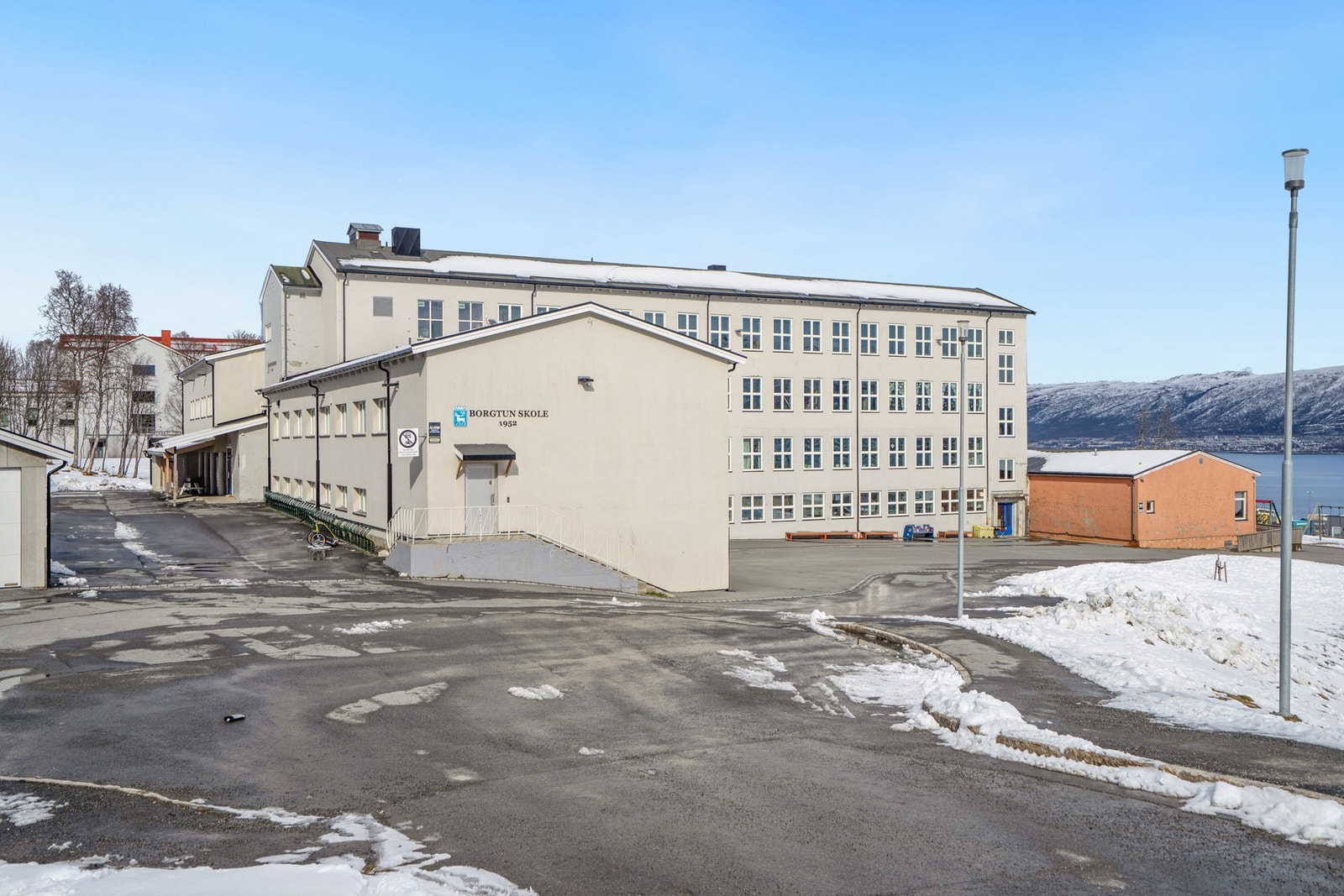 For barnefamilier er det kort og trygg vei til Borgtun skole, kun 300 meter fra boligen. Galleribilde