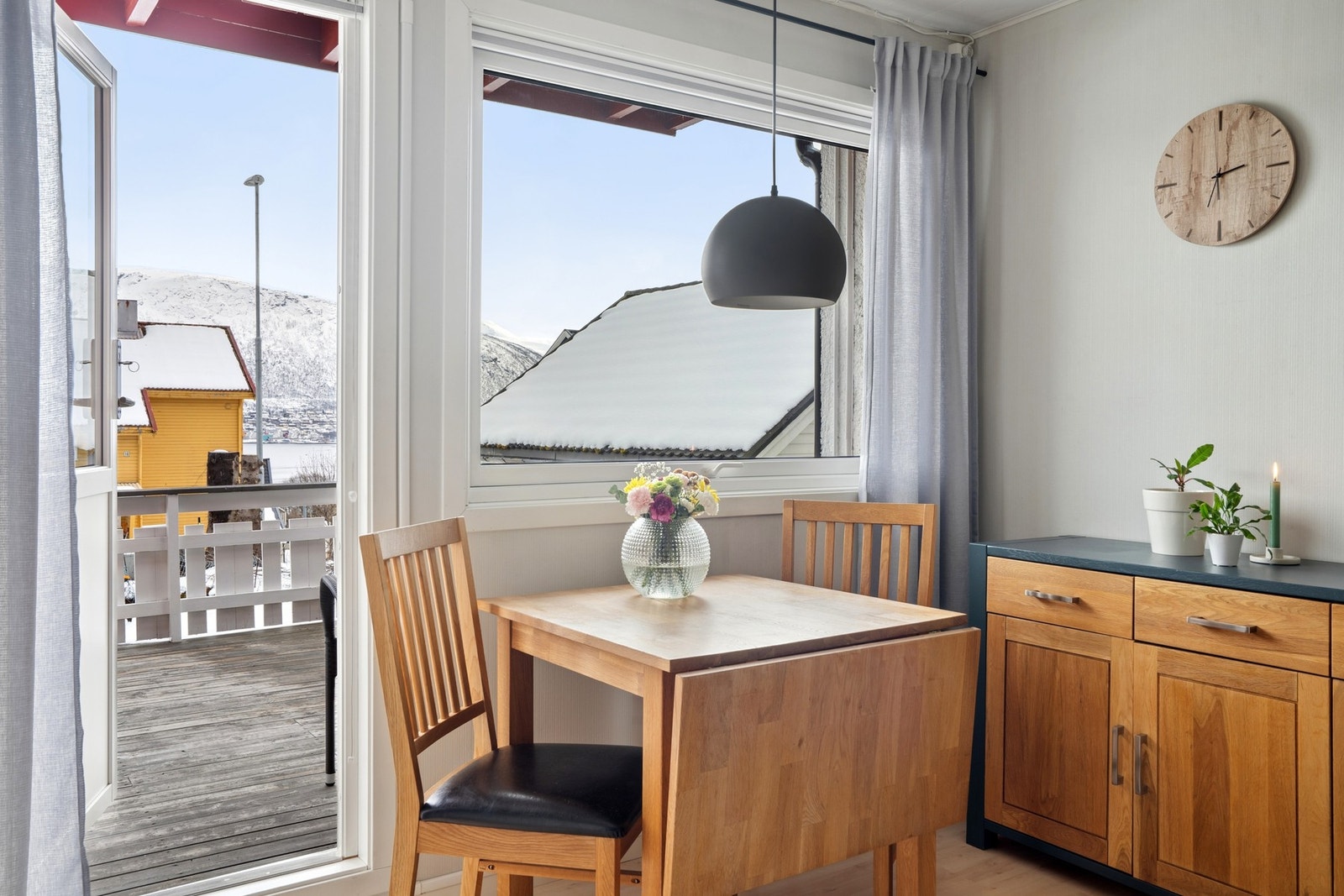 Døren fra stuen åpner opp mot terrassen og visker ut skillet mellom inne og ute på sommerstid. Galleribilde