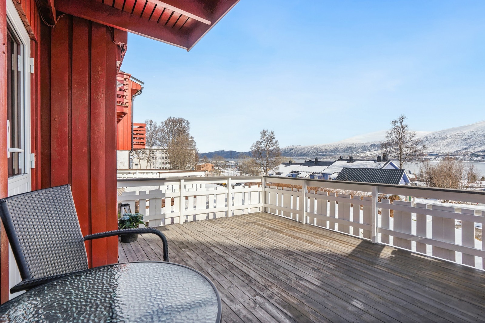 Fra terrassen har man en åpen og fin utsikt mot Tromsøysundet og fjellene. Galleribilde