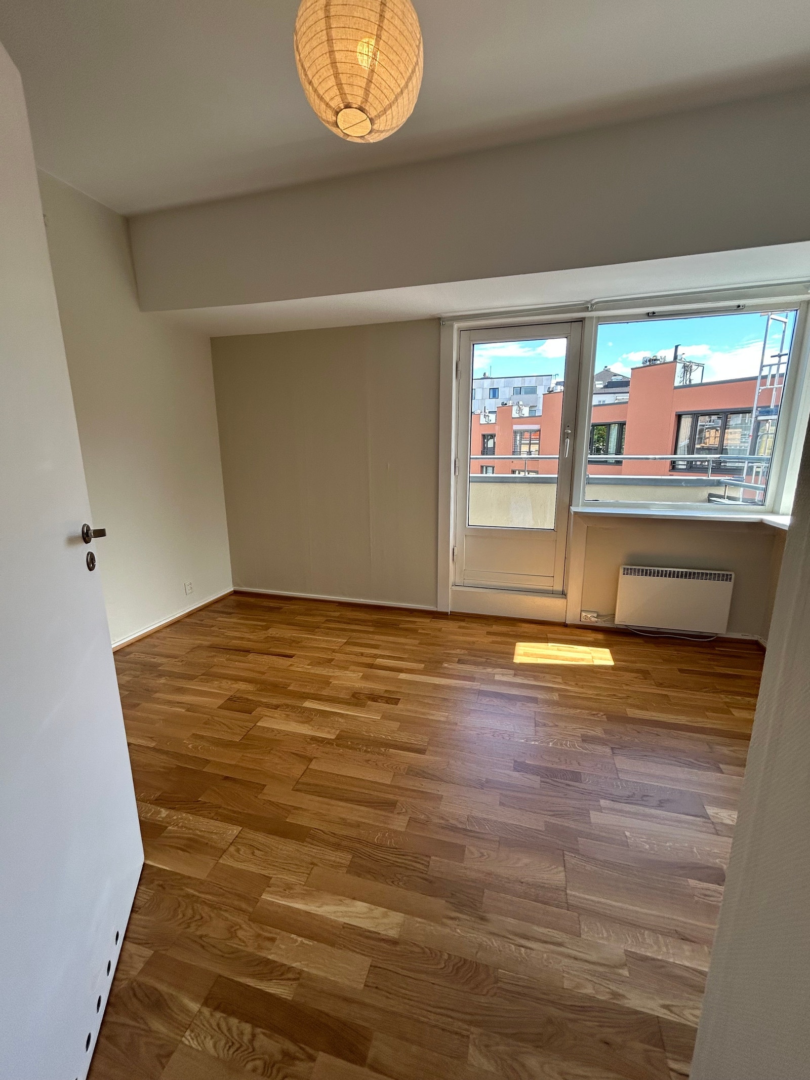 Soverom 3 med egen balkong mot luftig, lys og rolig bakgård. Galleribilde