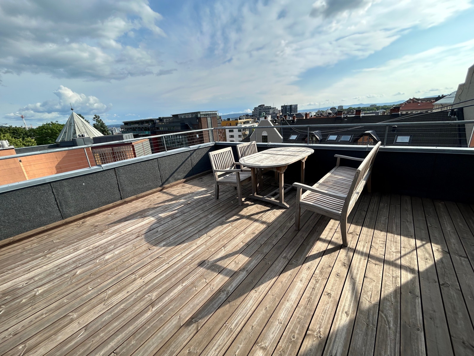 Stor felles takterrasse på toppen av bygget. Galleribilde