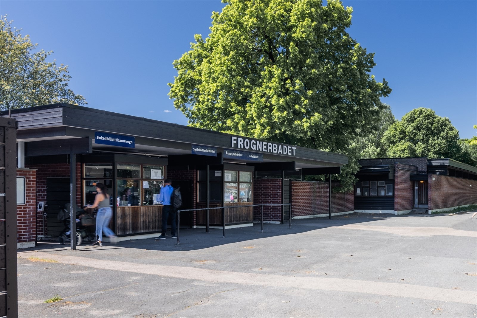 Frognerbadet er et utendørs badeanlegg med bassenger og stupebrett, åpent om sommeren Galleribilde