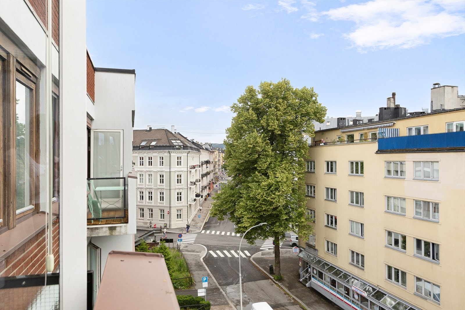 Hyggelig utsikt til rolig sidegate med enveiskjøring Galleribilde