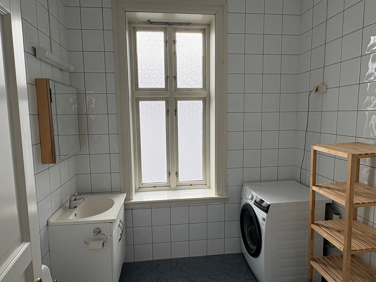 Flislagt dusjbad med vaskemaskin installert Galleribilde