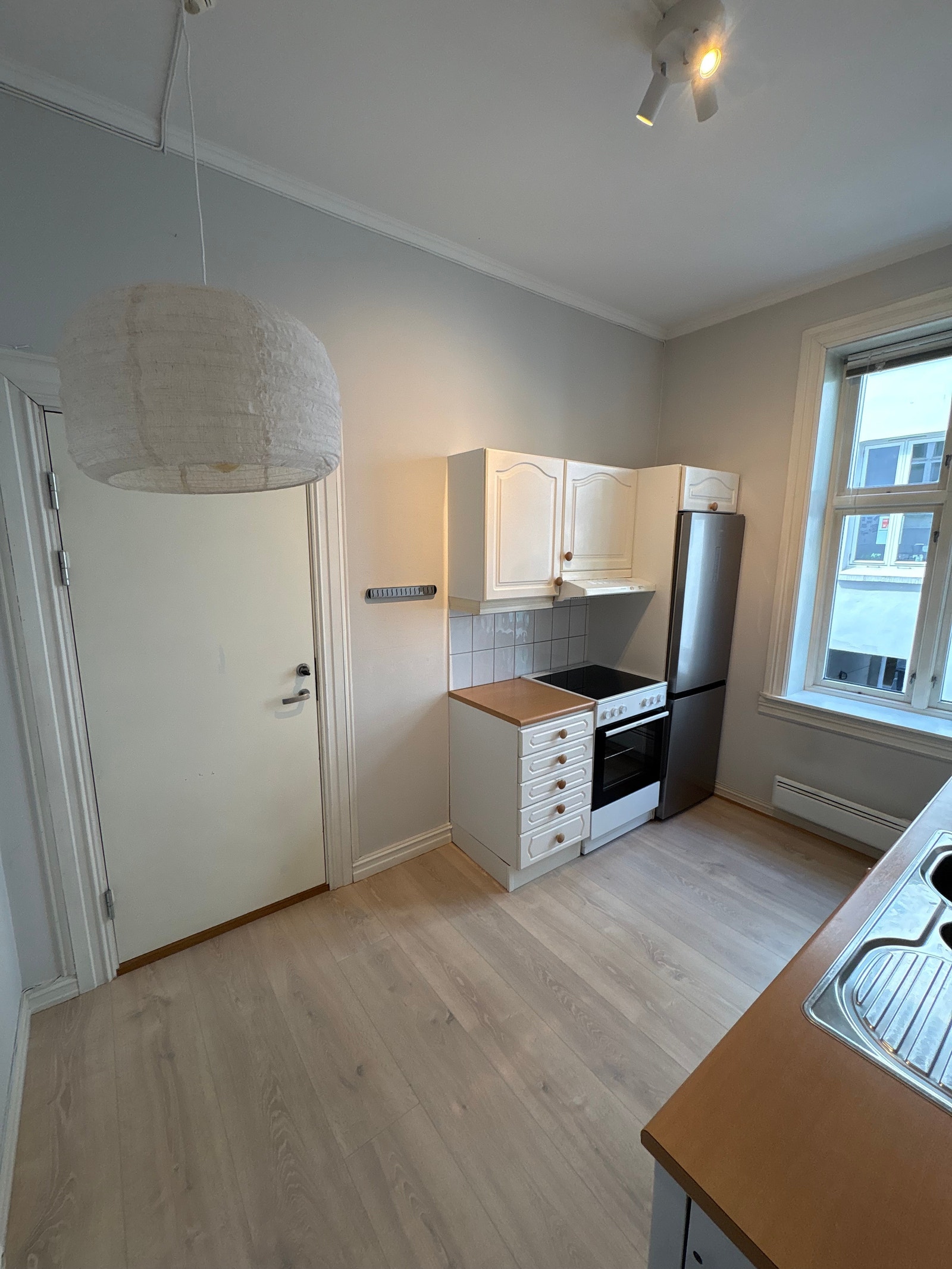Kjøkken med alle hvitevarer, og plass til spisemøbler. Galleribilde