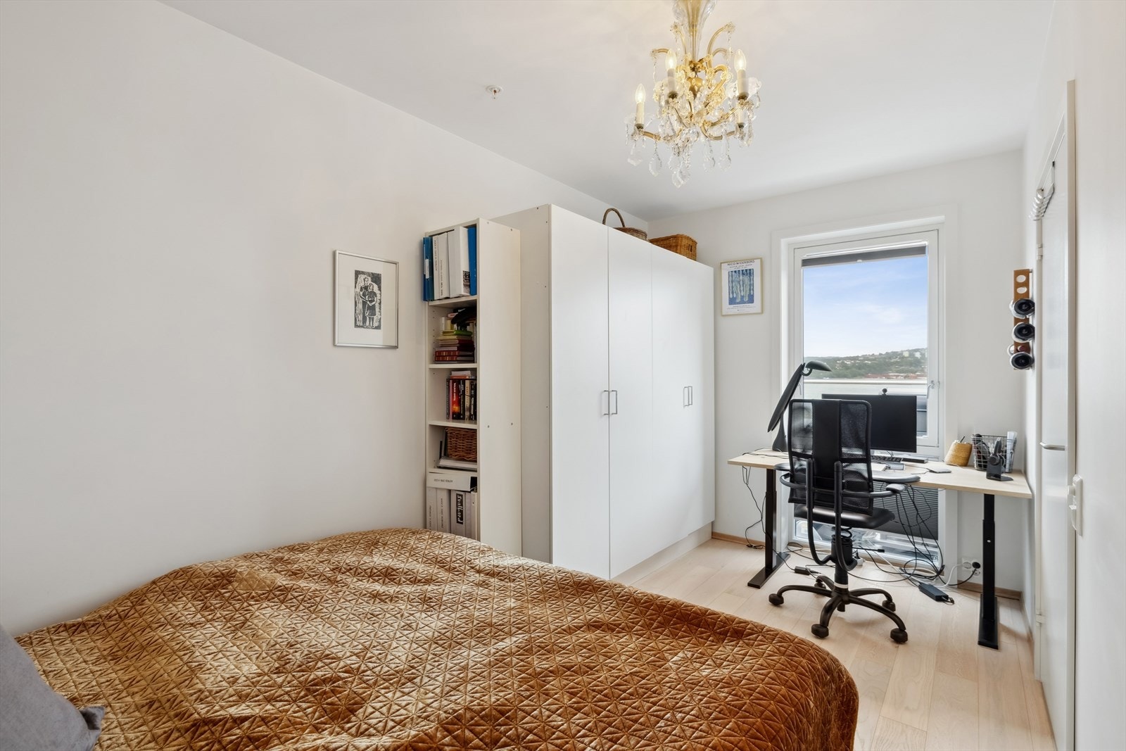 Her innredet som gjesterom og kontor. Galleribilde