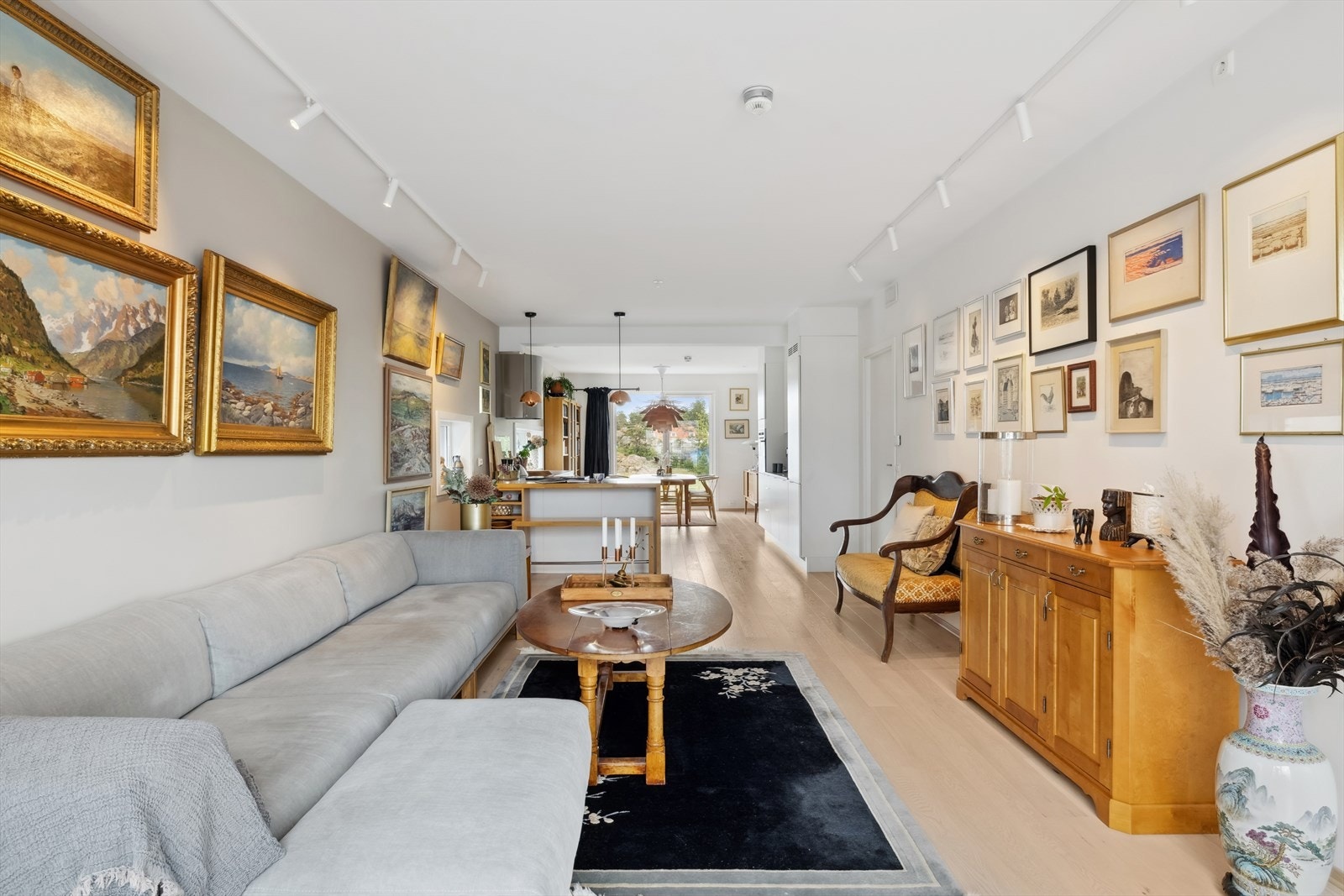 Her har du en åpen løsning mot kjøkken. Galleribilde