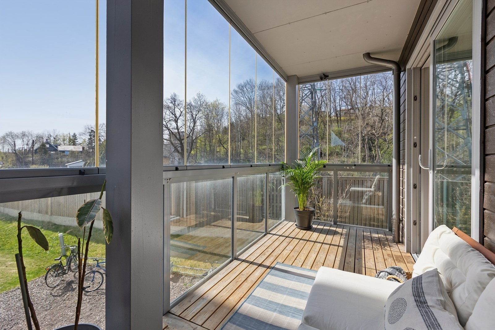 Fra stuen er det utgang til en romslig, innglasset balkong. Her forlenges sesongen, og du får et ekstra oppholdsrom store deler av året. Galleribilde