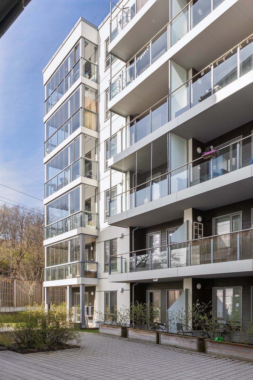 Sameiet har velholdte fellesområder med grøntarealer og lekeplasser, og heis fra garasjeanlegget til leilighetsplan. Galleribilde