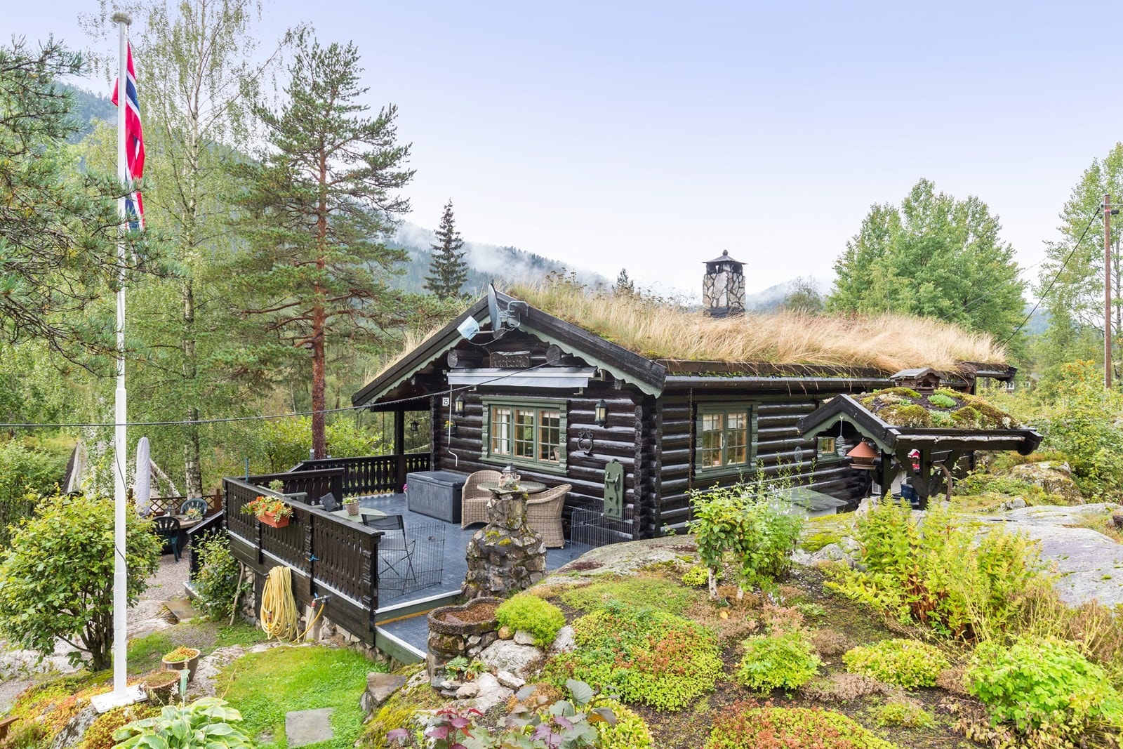 Eiendommen består av en laftet hytte fra 1988, tilbygget i 1999, med tradisjonelt torvtak og en romslig terrasse. Galleribilde