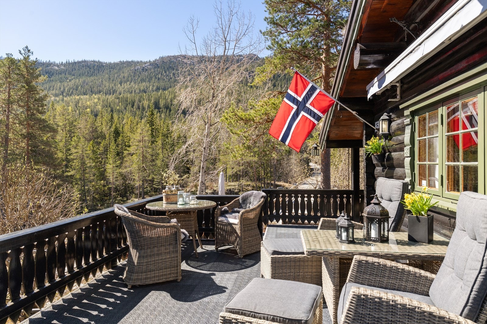 Terrassen på 24 m² går langs gavl- og langveggen og har god plass til flere sittegrupper. Galleribilde