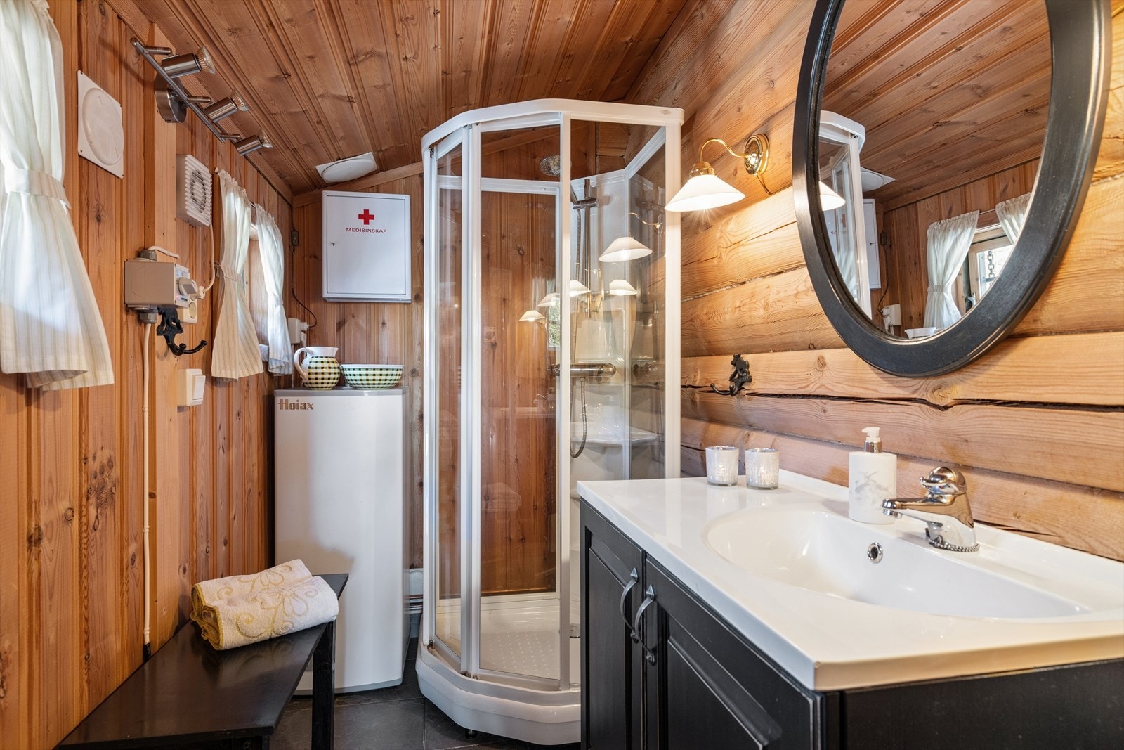 Badet er utstyrt med dusjkabinett, baderomsinnredning og en 100-liters varmtvannsbereder fra 2005. Galleribilde