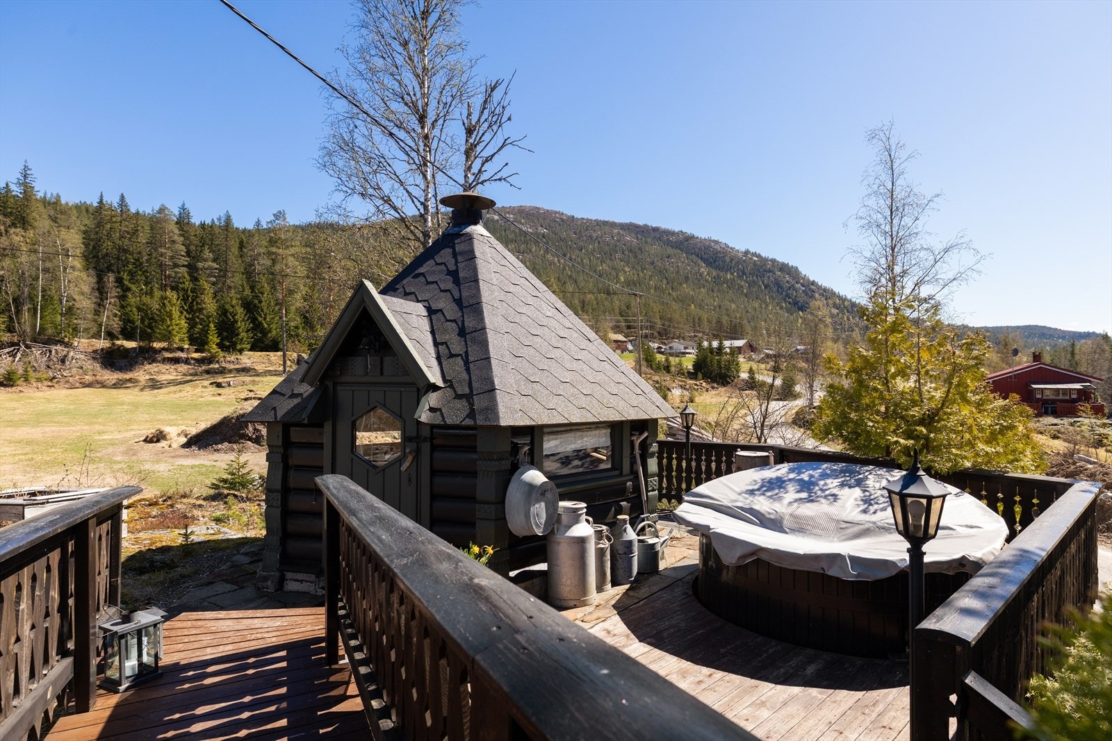 I tilknytning til grillhytta er det en terrasse med badestamp. Galleribilde
