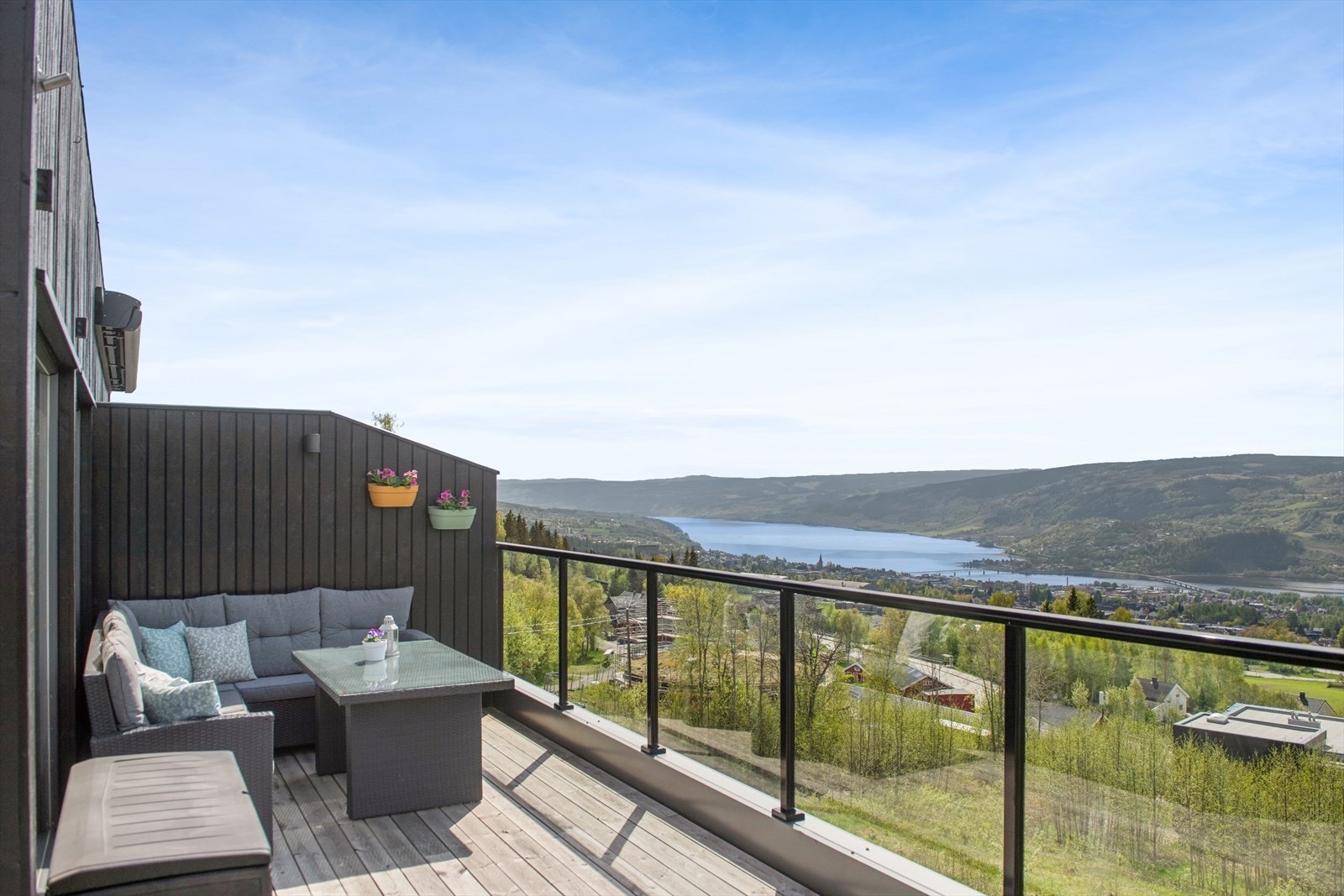 Fantastisk utsikt over Mjøsa og byen. Nydelig solgang Galleribilde