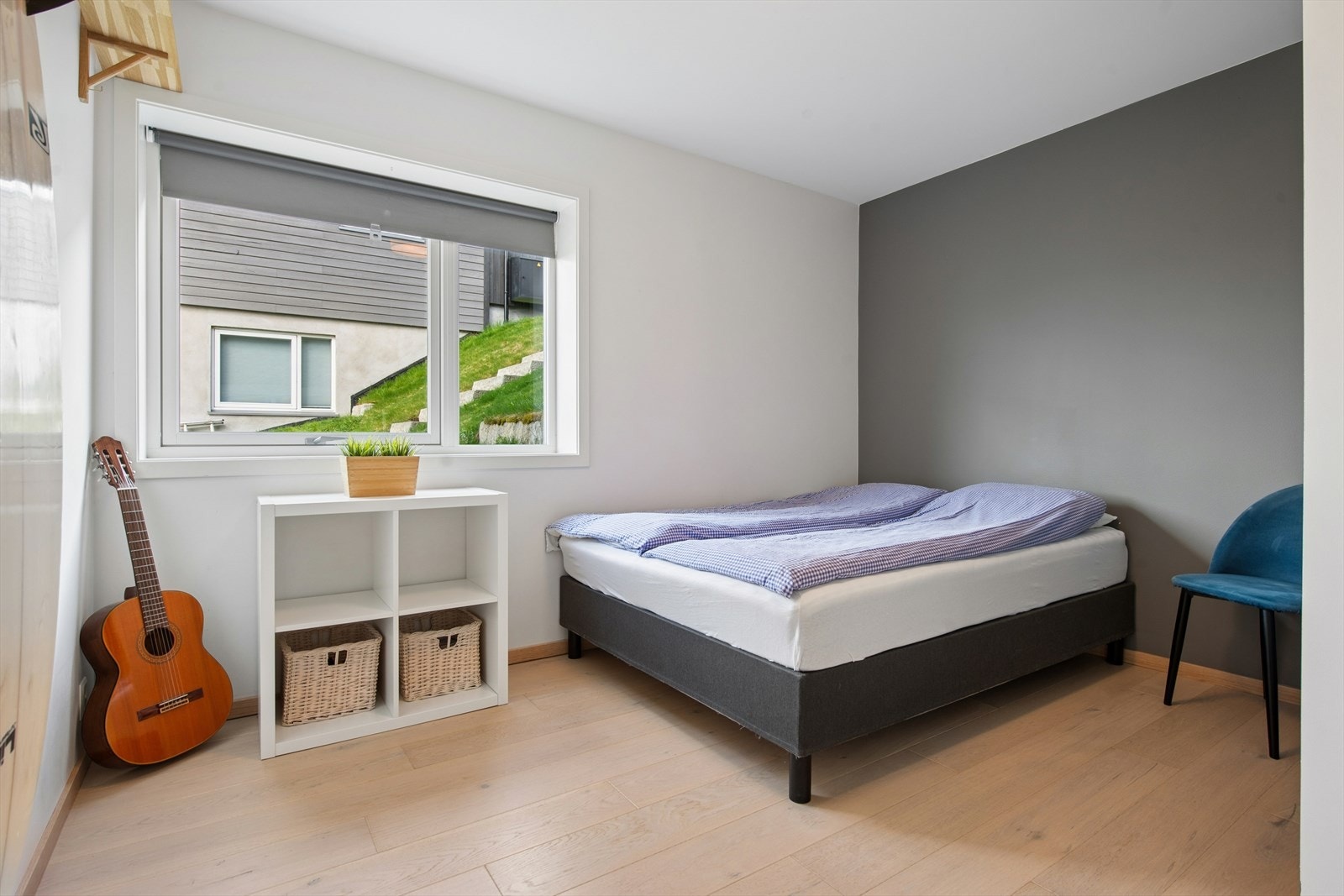 Soverom nr 2 i underetasjen. Plass til dobbeltseng. Garderobe Galleribilde