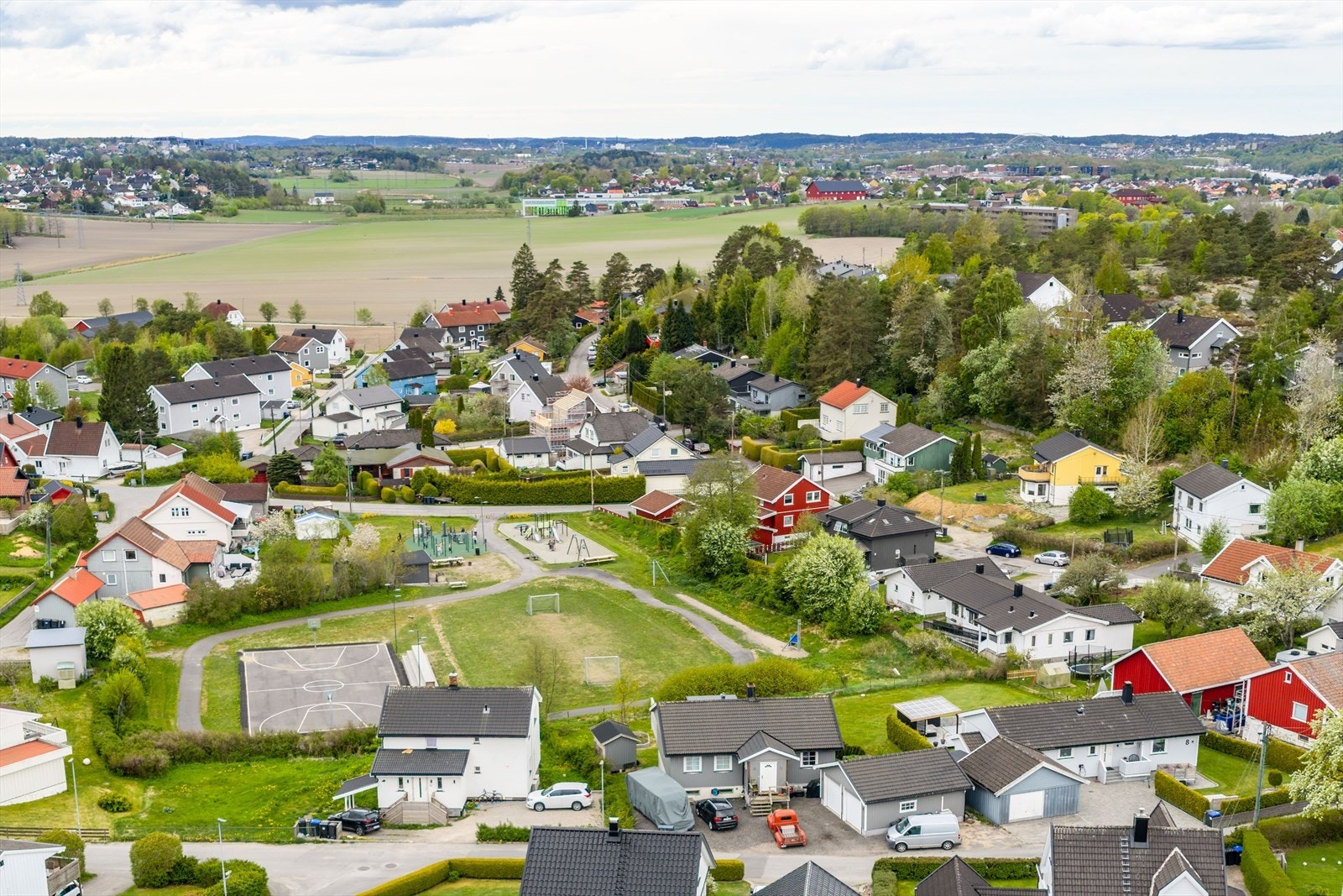 Nærområdet har lekeplass, idrettsbane og grønne omgivelser like i nærheten. Galleribilde