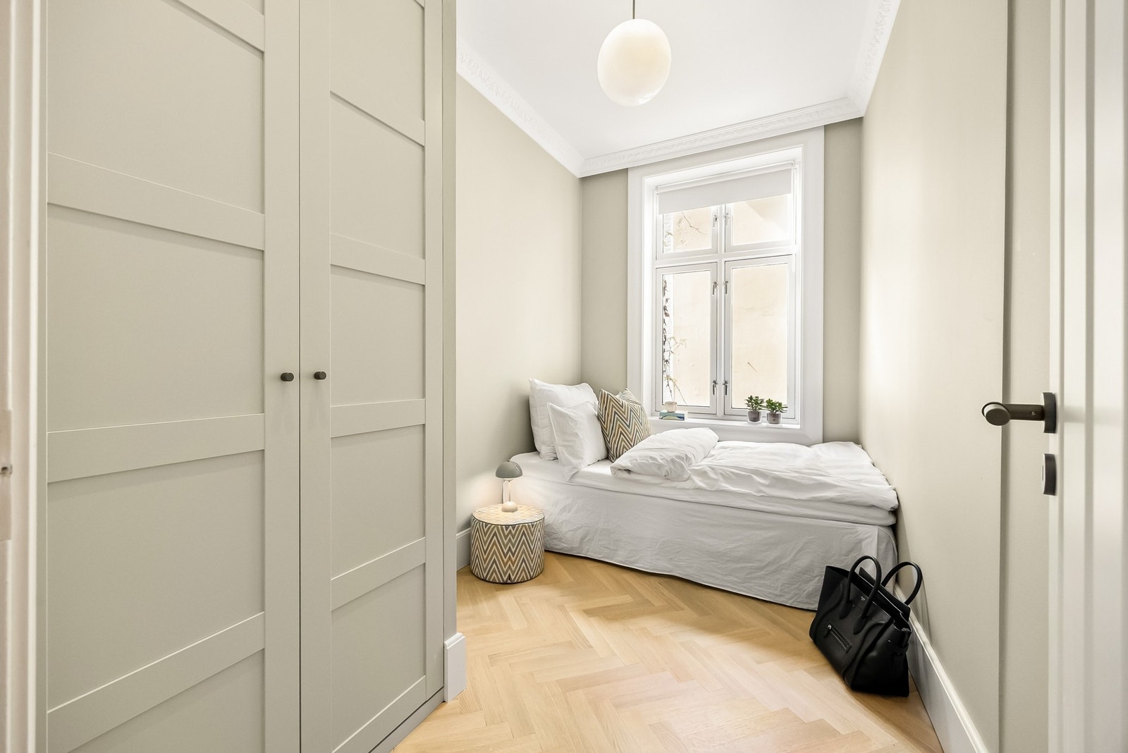 Soverom II er også av god størrelse og vender mot rolig bakgård. Galleribilde