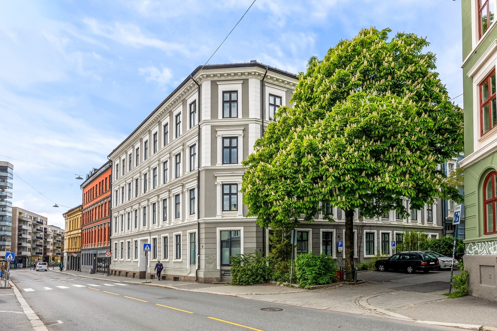 Leiligheten har en svært sentral, men samtidig tilbaketrukket beliggenhet på populære Fredensborg. Her bor du med gangavstand til sentrum, Grünerløkka og St. Hanshaugen, i et område som de senere årene har blitt stadig mer attraktivt. Fredensborg kjennete Galleribilde