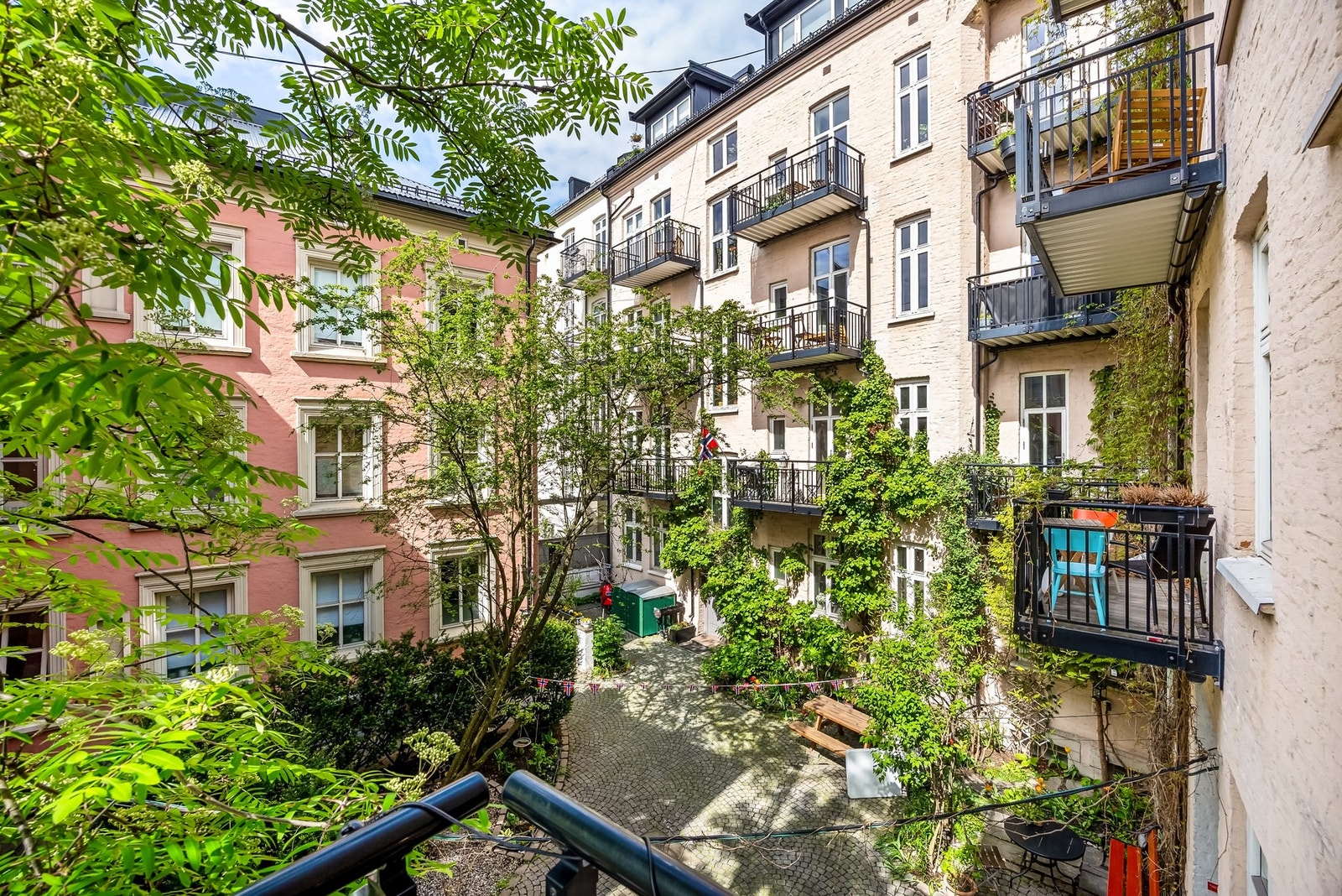 Balkongen vender mot rolig bakgård og gir et hyggelig og skjermet uteområde. Galleribilde