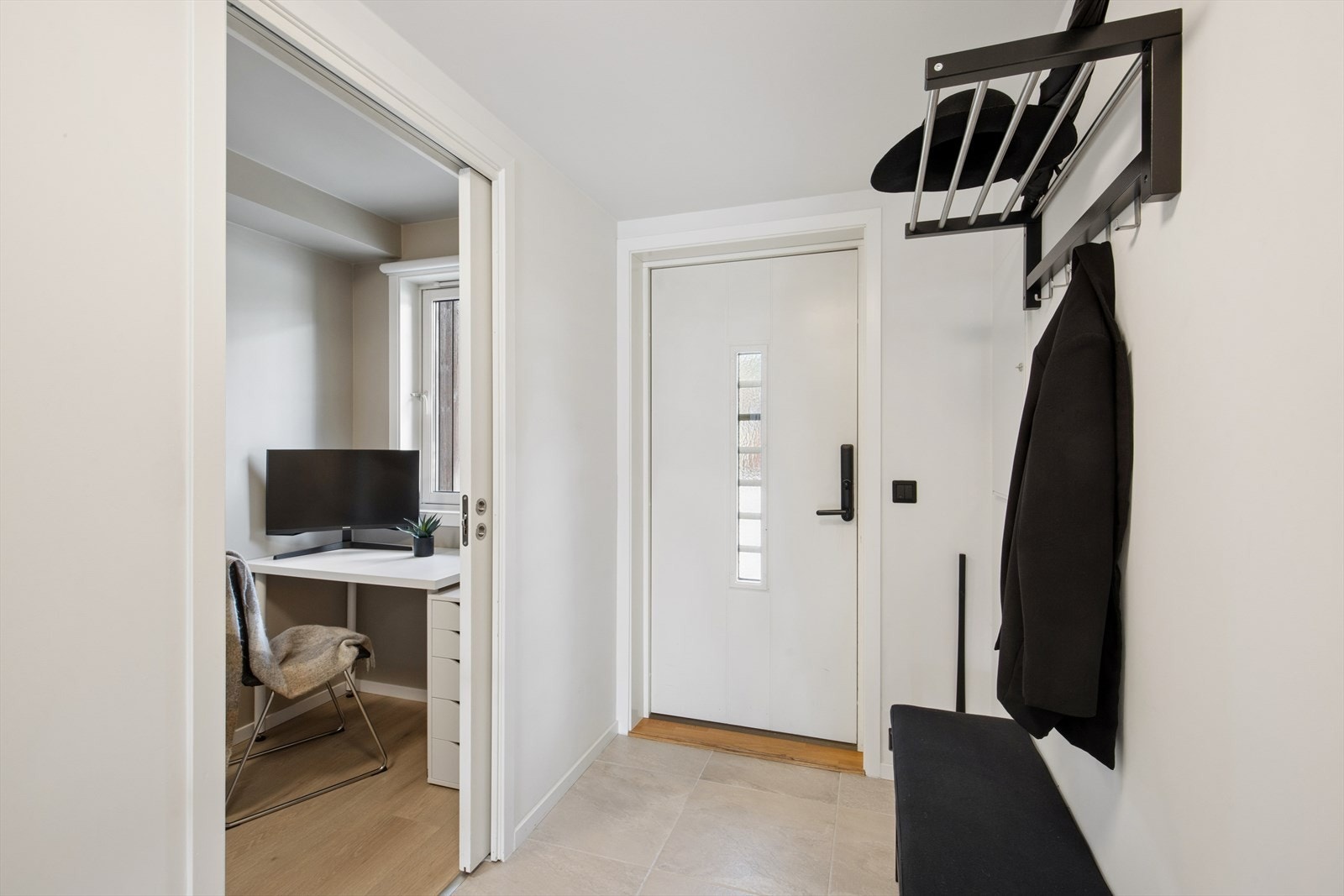 Entré har slitesterke fliser på gulv og plass til omkledning og klesoppbevaring. Galleribilde