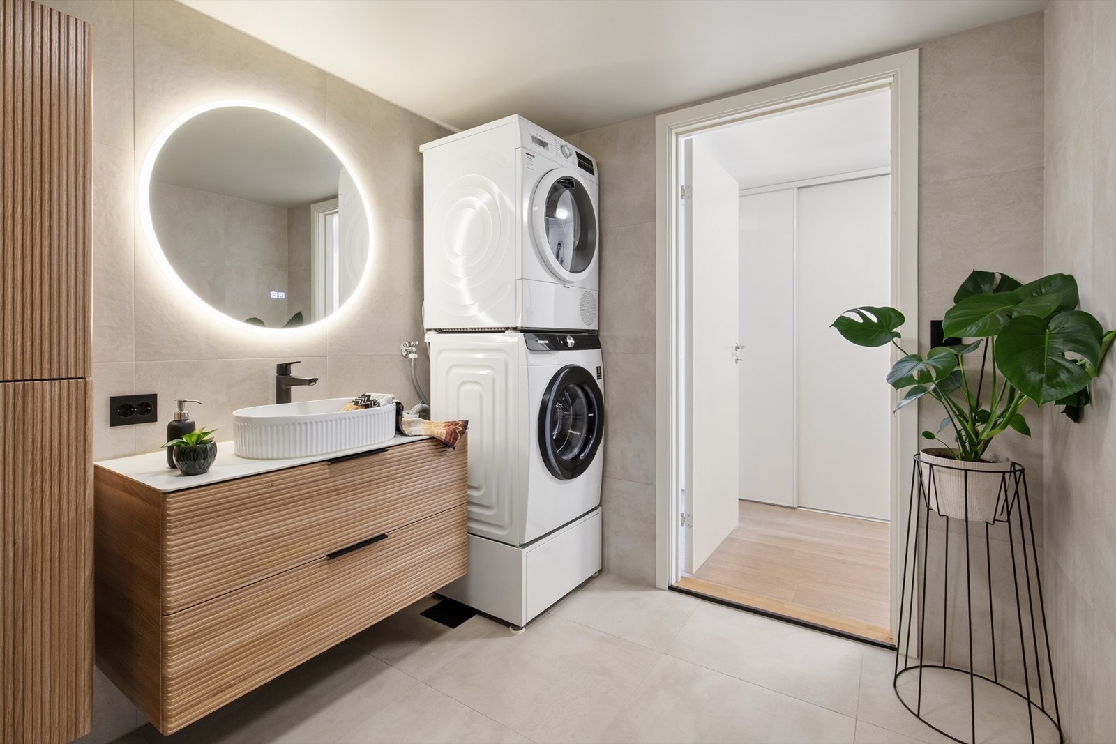 Rommet er utstyrt med vannbåren gulvvarme. Badet inneholder dusjsone med glassvegger, vegghengt toalett og servant på innredning med gode oppbevaringsmuligheter. Galleribilde