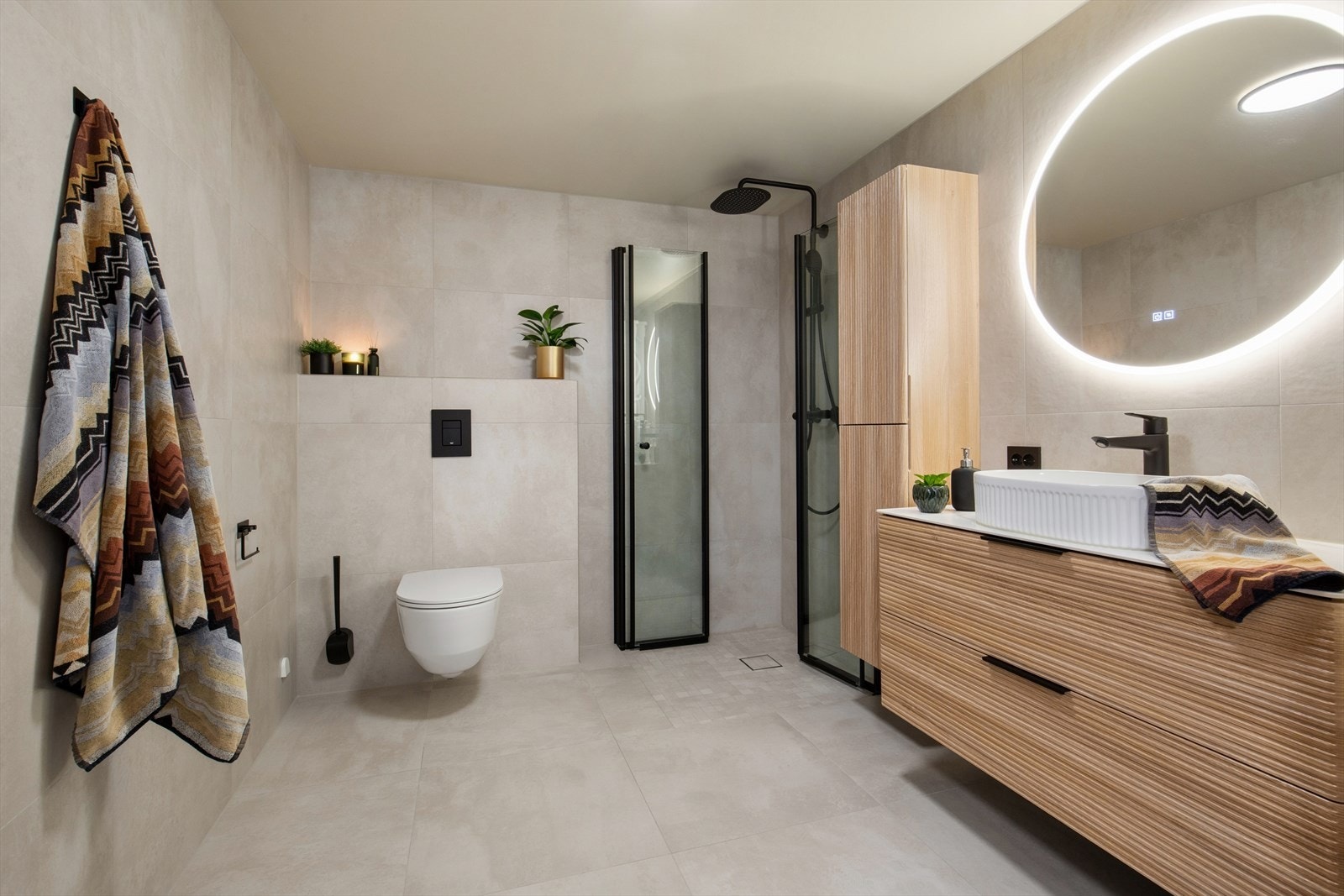 Særdeles lekkert og helhetlig baderom, totalrenovert i 2024. Badet fremstår moderne og stilrent med store fliser på gulv og vegger, delikat innredning og gode materialvalg. Galleribilde