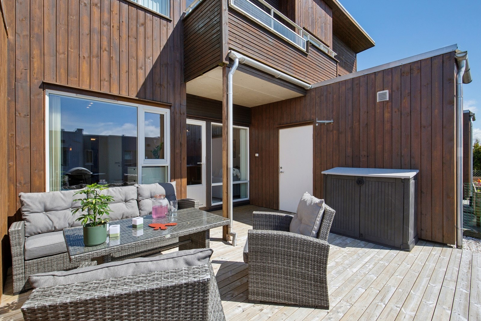 Utvendig har leiligheten en stor terrasse med svært gode solforhold. Galleribilde