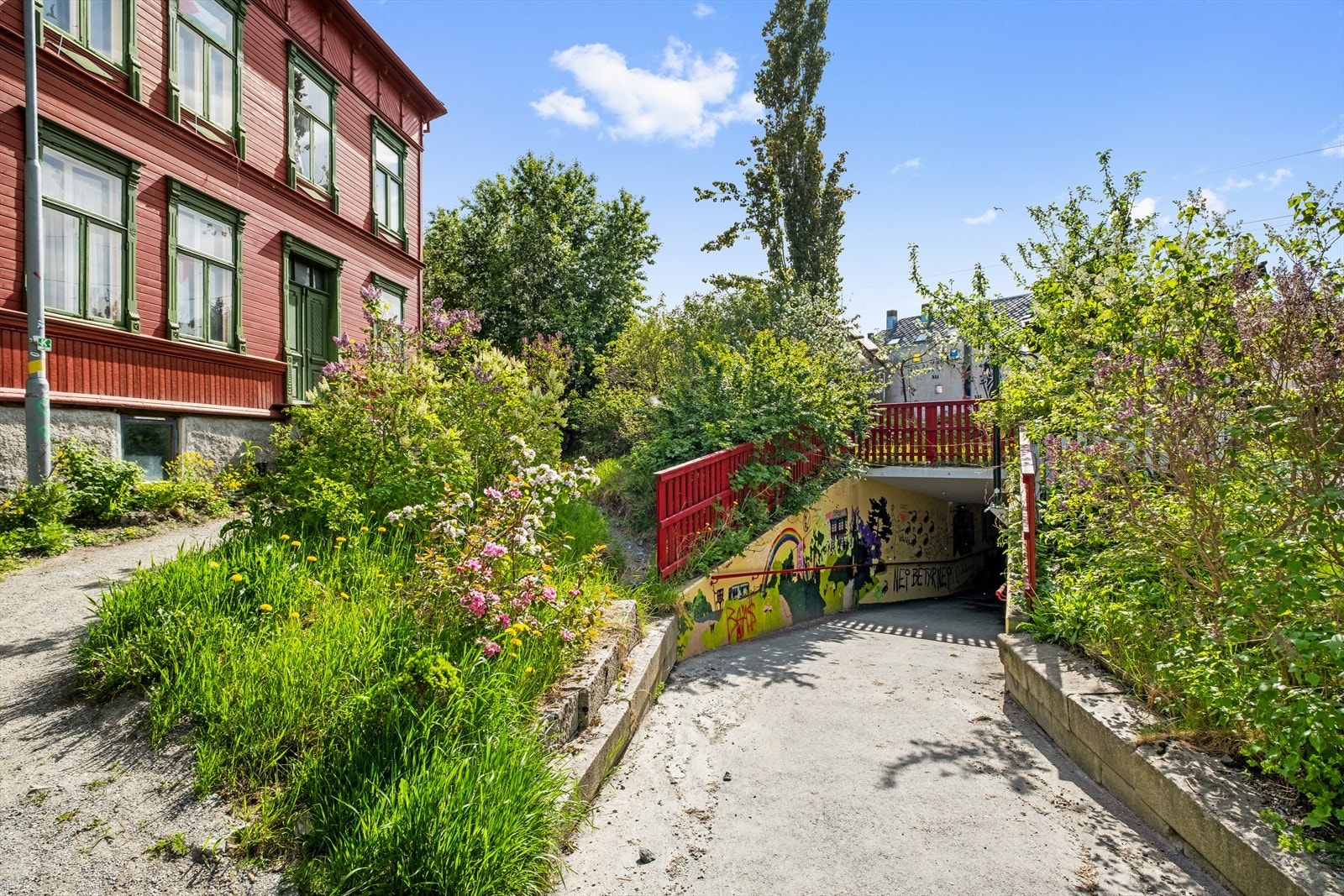 Leiligheten har en flott beliggenhet med gangavstand til sentrum som byr på "alt" av servicefasiliteter, samt korte avstander til park- og turområder. Galleribilde