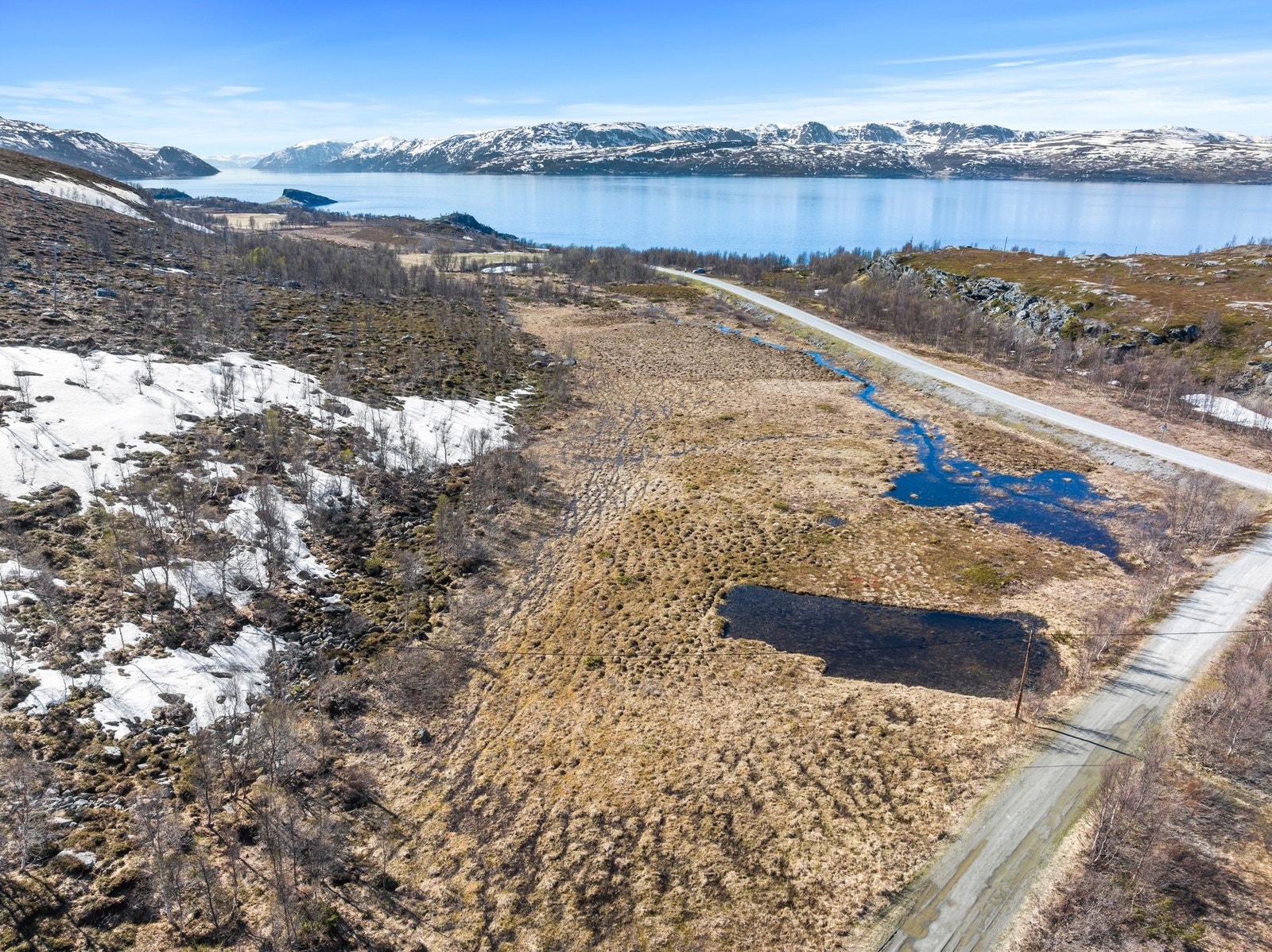 Tomten består av lett kupert terreng med stedvis naturlig vegetasjon. Galleribilde