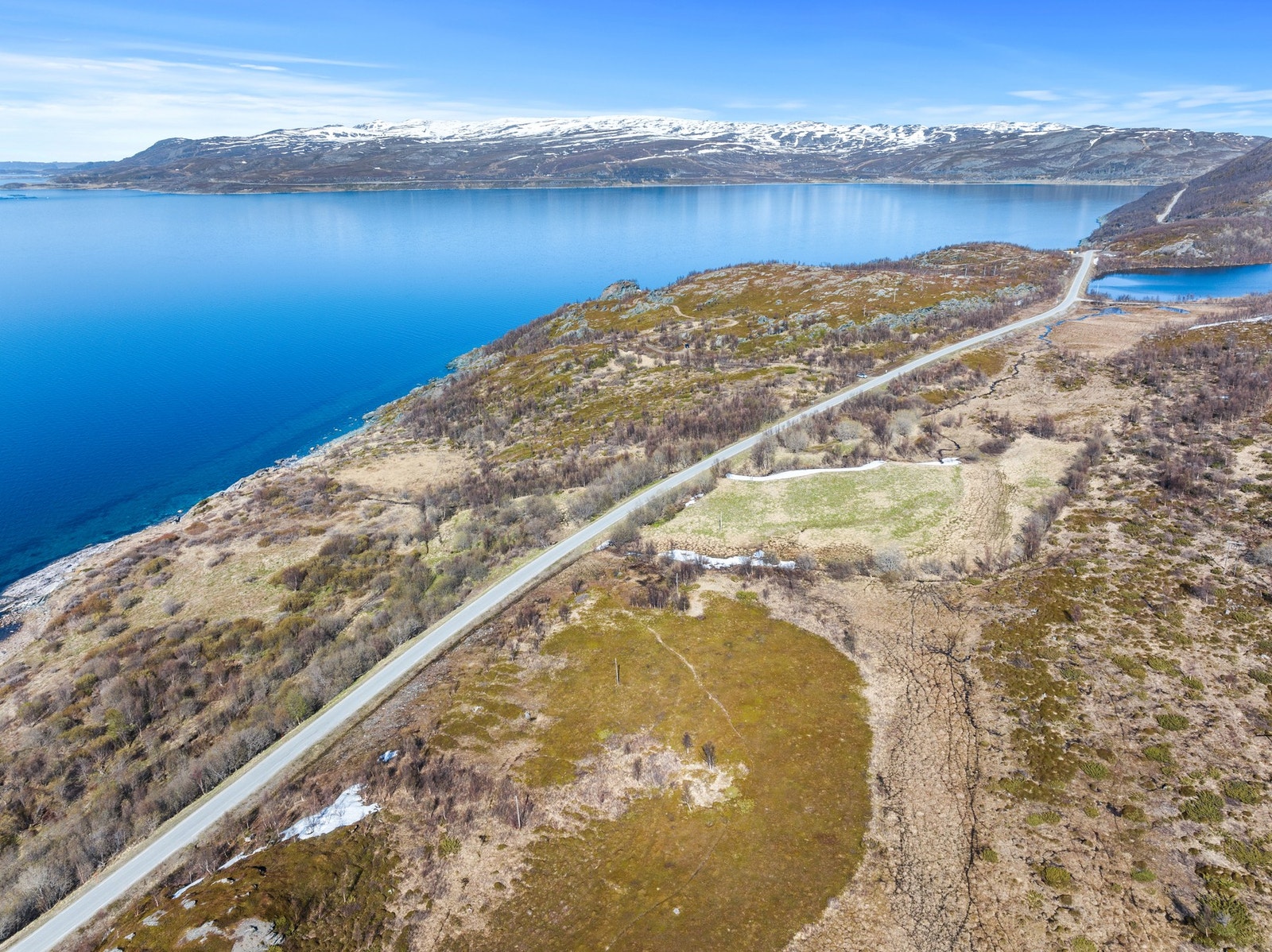 Adkomst via vei som går langs eiendommen. Galleribilde