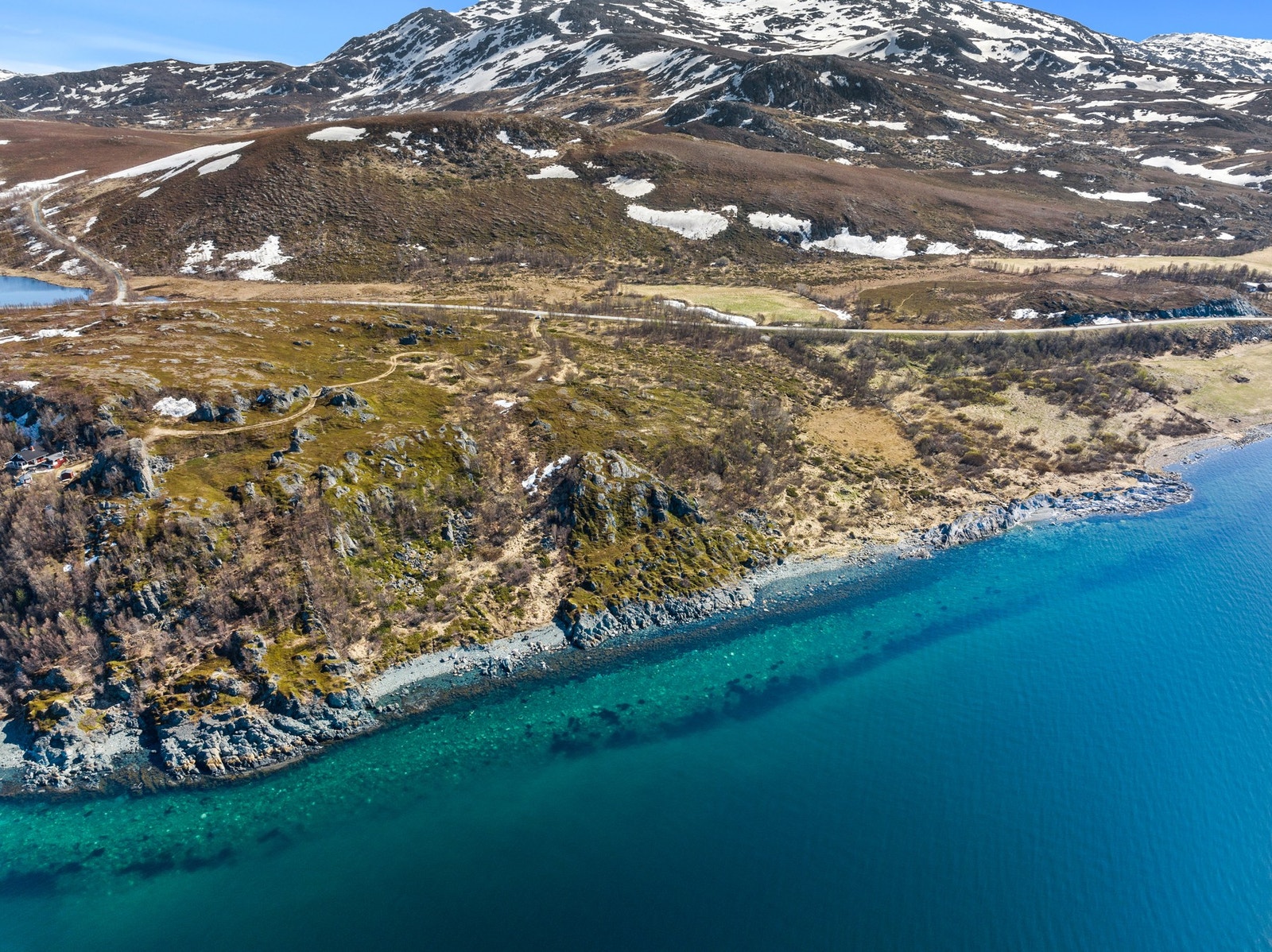 Terrenget heller slakt ned mot sjøen og gir gode muligheter for bebyggelse. Galleribilde