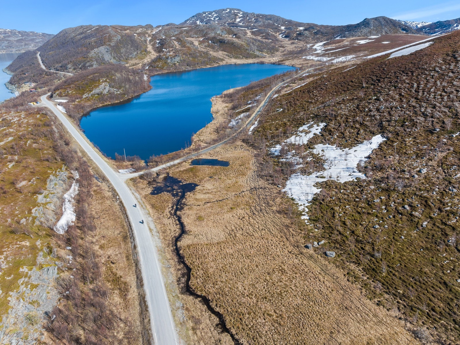 Veien passerer Gjeveluftvatnet på vei ut mot neset. Galleribilde