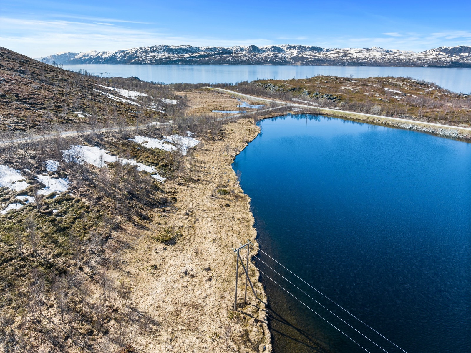 Eiendommen ligger i et landskap som byr på stillhet, fjordutsikt og umiddelbar nærhet til fjellet. Galleribilde