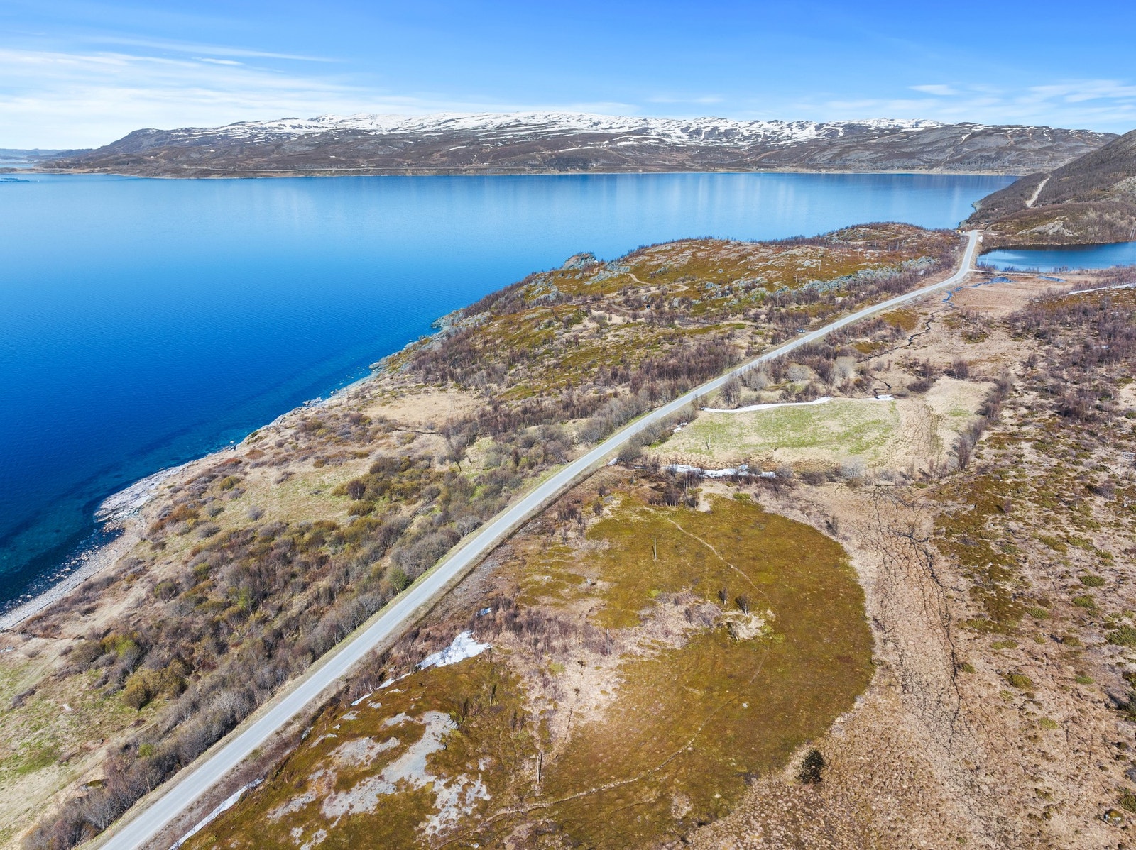 Veien følger kystlinjen og gir enkel tilgang til området. Galleribilde