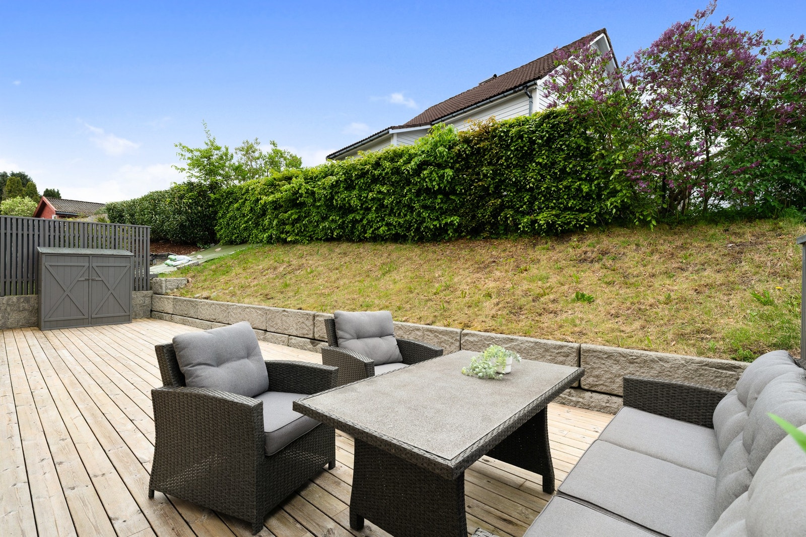 Boligen har hele 3 terrasser, noe som gjør at du har særdeles gode solforhold fra morgen til kveld. Galleribilde