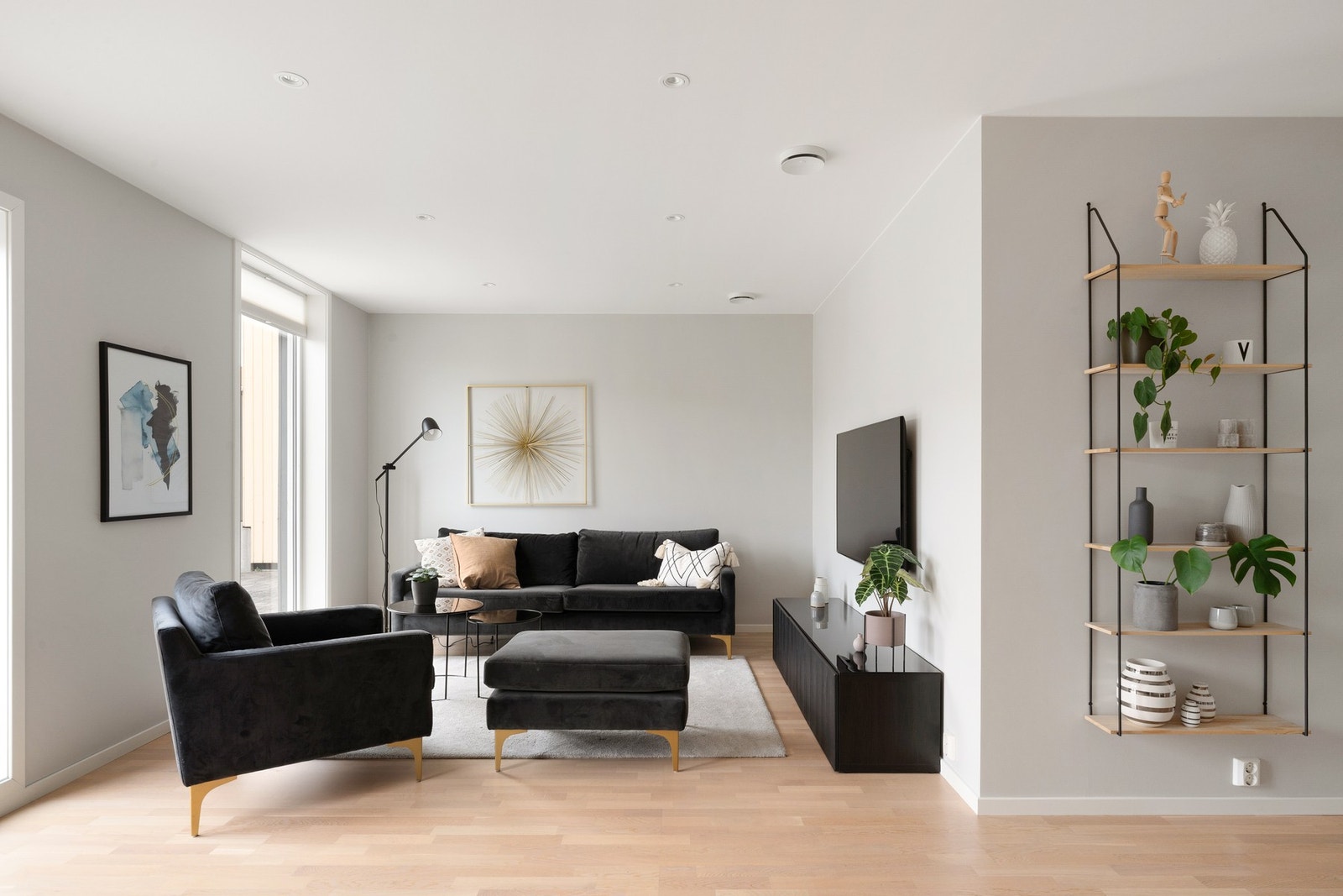 Huset er oppført så sent som i 2018 og holder en gjennomgående god standard med eikeparkett på gulv og lysmalte overflater. Galleribilde