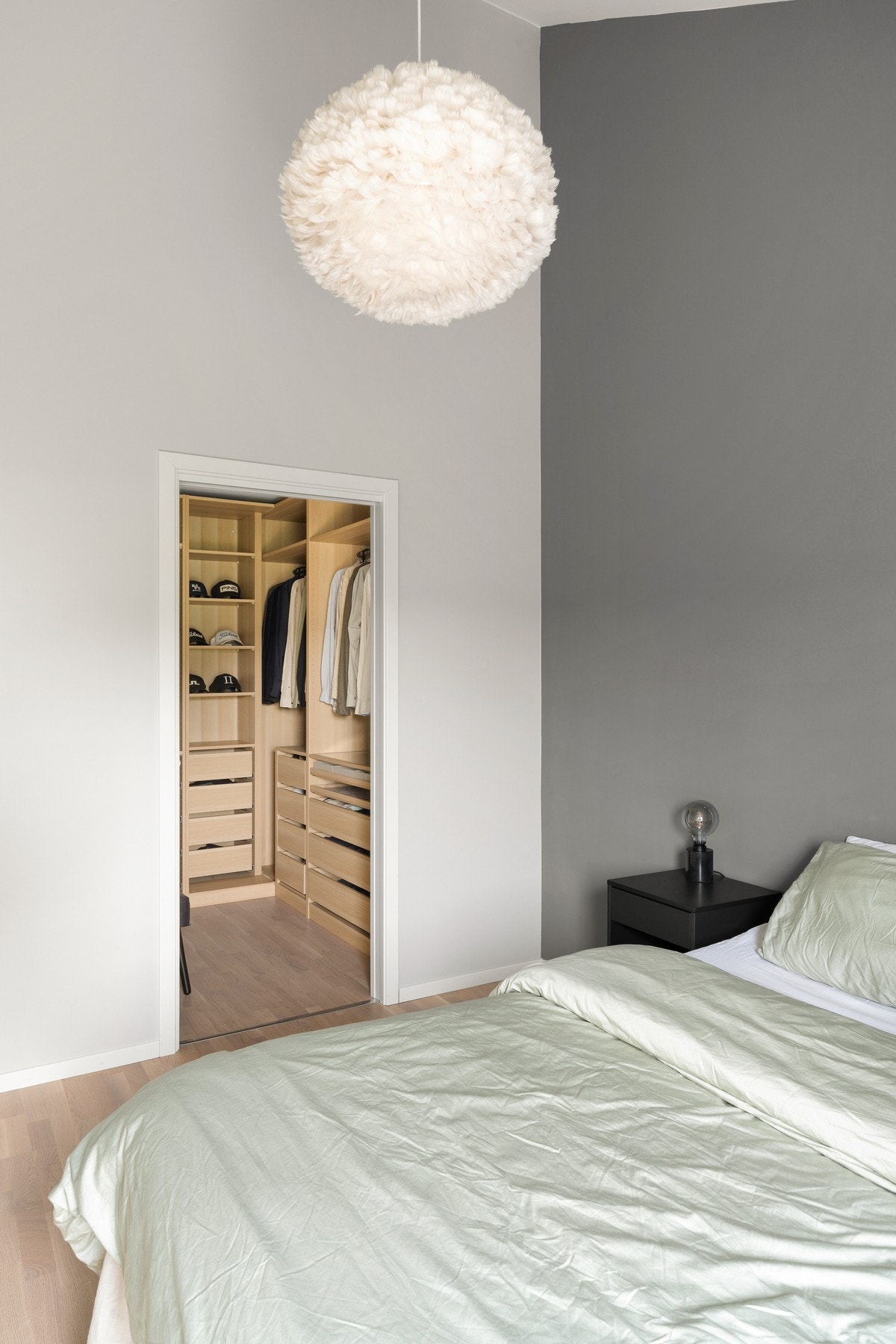 Hovedsoverommet har eget tilhørende walk-in-garderobe. Galleribilde