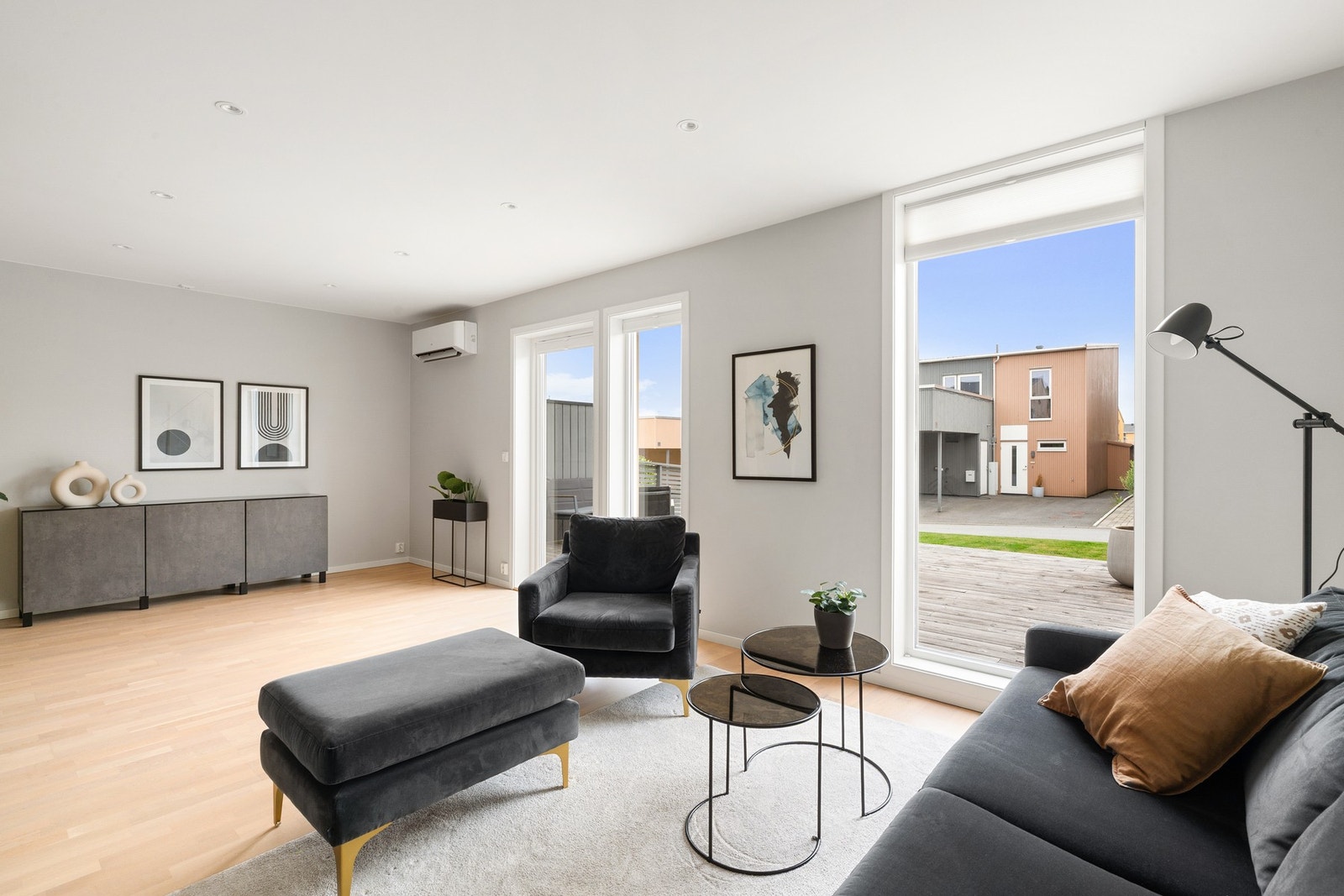 Fra stuen i 1.etasje har man også direkte utgang til både terrasse og hage. Galleribilde
