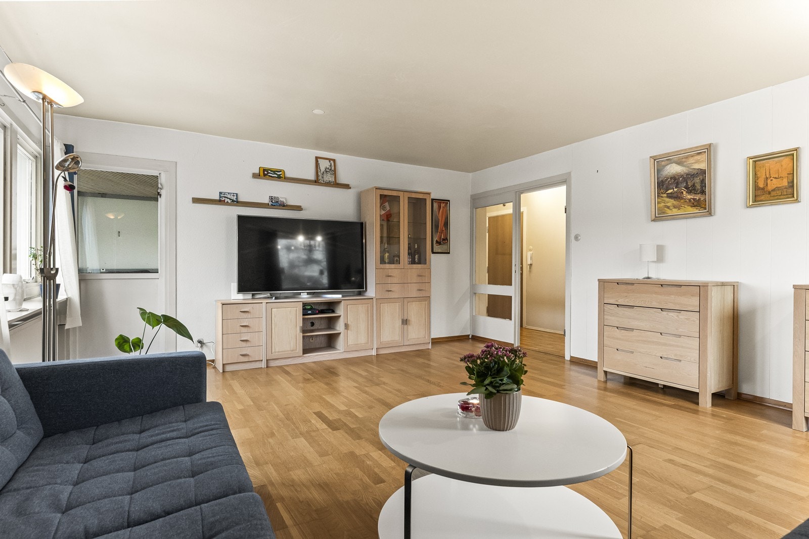 Fra stuen er det utgang til innglasset veranda med åpningbare vidnuer som kan skyves til siden for å åpne helt opp. Galleribilde