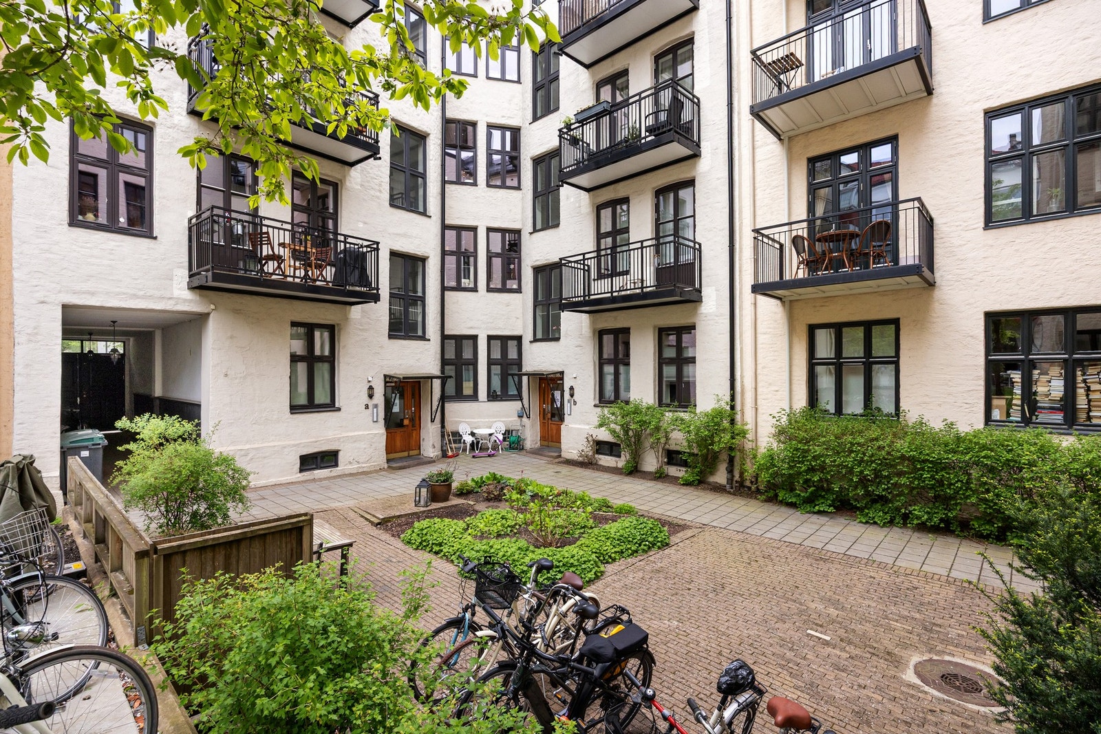Borettslaget har en pen og opparbeidet bakgård med sittegrupper og sykkelparkering, felles møbler og grill. Galleribilde