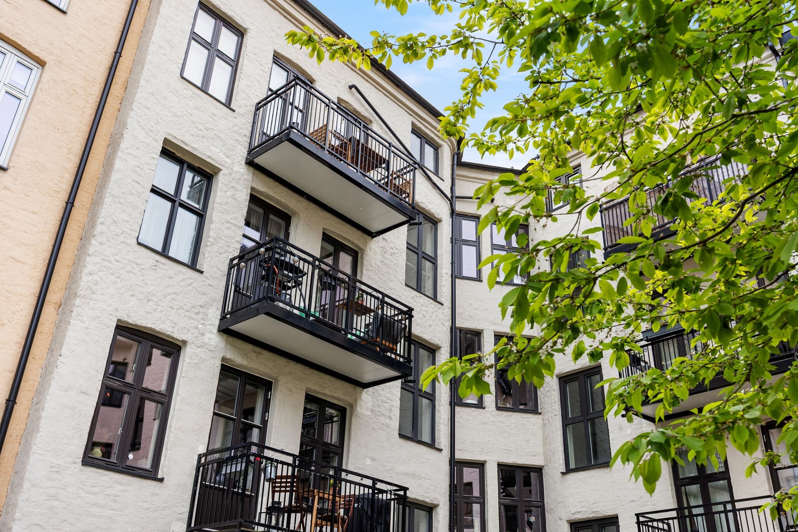 Balkongen er utstyrt med utestrøm/strømuttak. Selger har også installert en gunstig løsning for tørk av klær eller utstyr, som f.eks. telt, soveposer o.l. Galleribilde