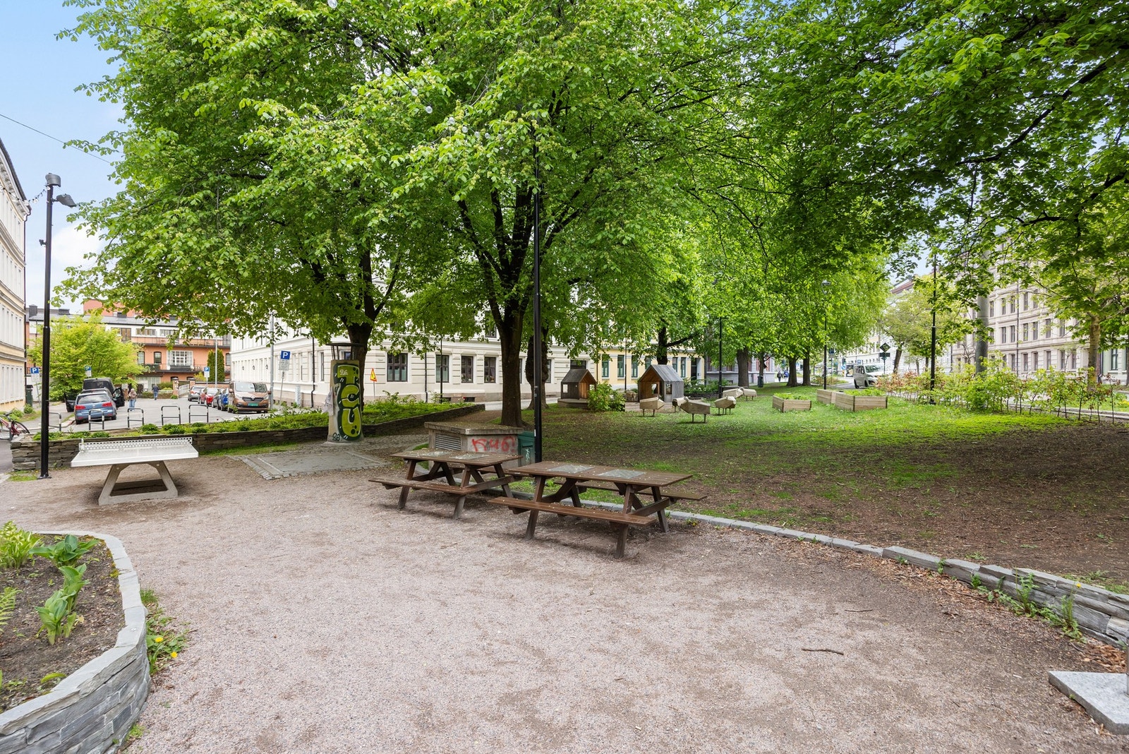 Offentlige kommunikasjon i gangavstand med T-banestasjon på Tøyen (alle linjer) og buss (20-bussen rett ved). Det er heller ikke langt til Tøyen togstasjon, samt flybuss med avgang til Oslo Lufthavn Gardermoen. Galleribilde