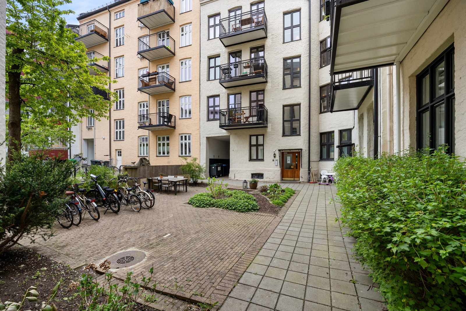 Fasadeoppussing, piperehab, utskiftning av vinduer og taktekking er utført i nyere tid. Galleribilde